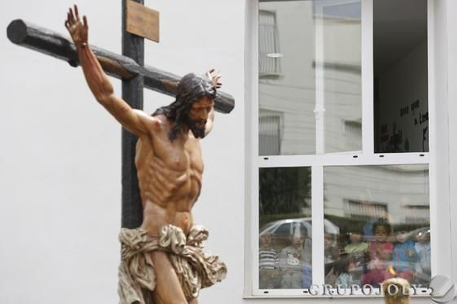 Crucifixión, Gitanos, Dolores del Puente, Pasión, Estudiantes y Cautivo protagonizaron una jornada en claroscuro./ Javier Albiñana