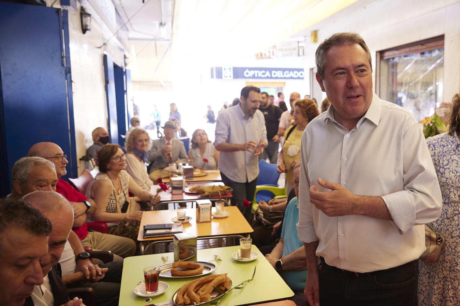 Juan Espadas visita un mercado en el barrio del Parque Alcosa en Sevilla. Juan Espadas visita un mercado en el barrio del Parque Alcosa en Sevilla.