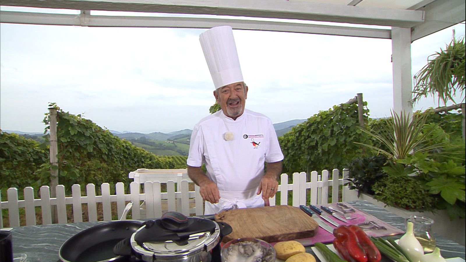 Arguiñano en plena elaboración en el jardín