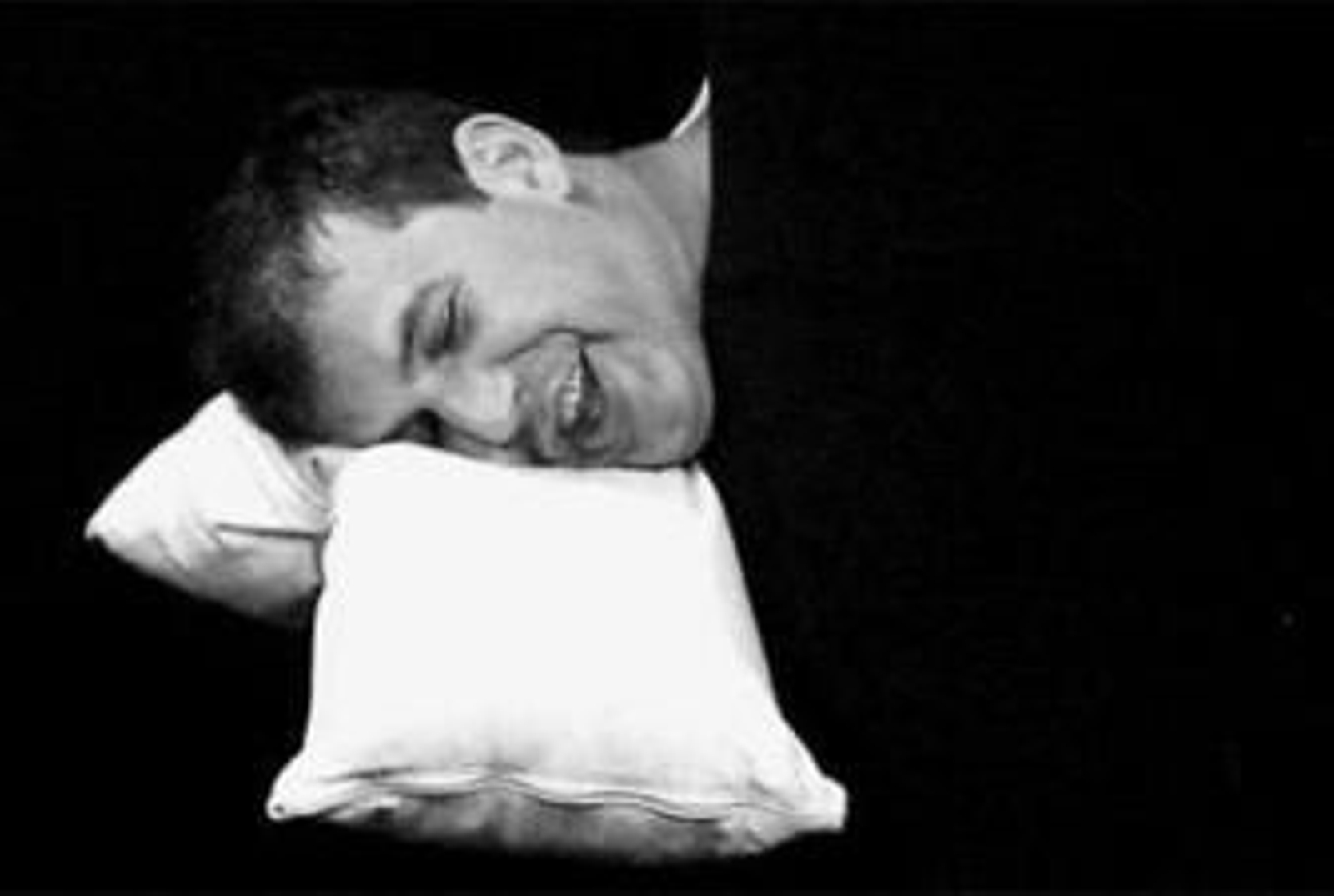 1. '666' es el tercer espectáculo de Yllana, que llega a Málaga dentro de un mes. / 2. Tras el éxito de crítica y público 'El método Grönholm' repite presencia en la sala. / 3. Carmen Morales, en una escena de 'Olvida los tambores'.