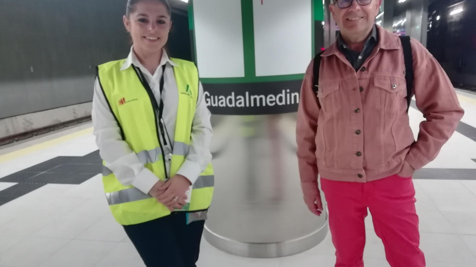 Juan Bravo y la trabajadora del Metro Fátima Molero, en la estación Guadalmedina.