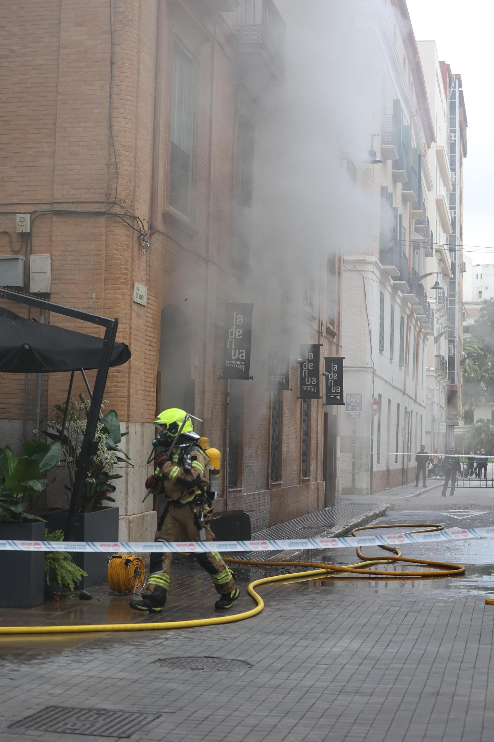Bomberos apagan el incendio del restaurante de Málaga, en imágenes