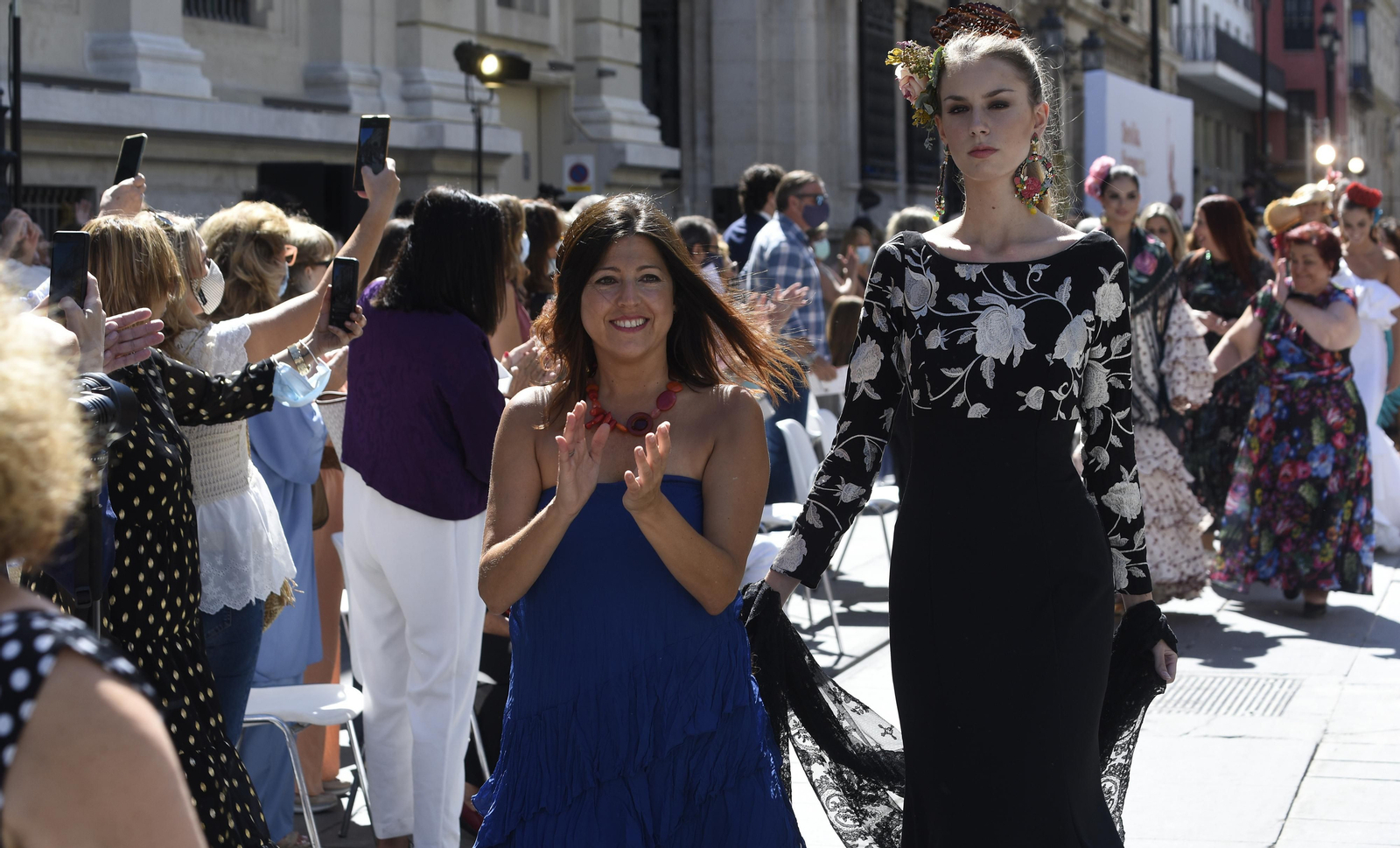 El desfile de moda flamenca de la Avenida de la Constitución, en imágenes