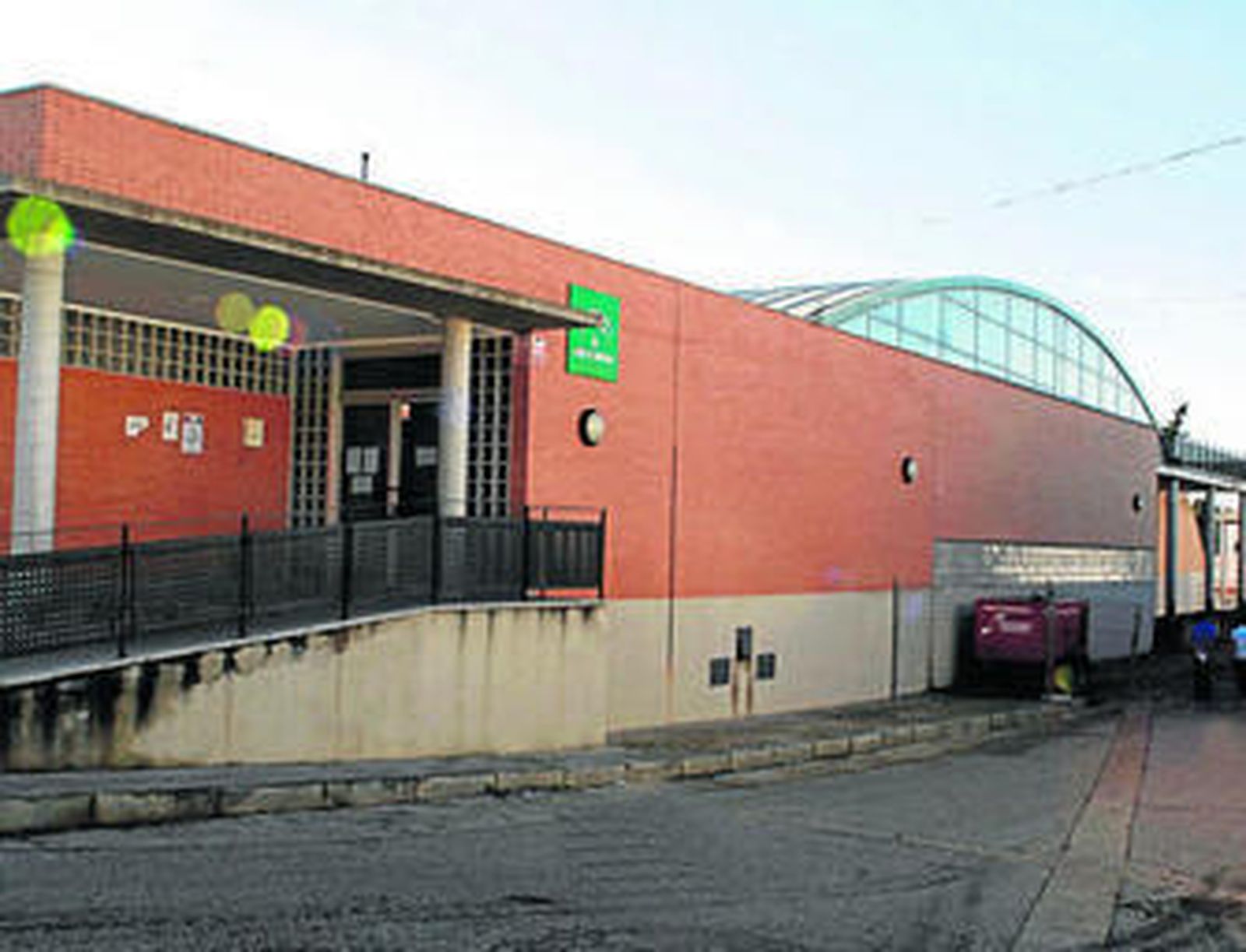 Una vista de la entrada de la piscina climatizada y cubierta, en la zona del polideportivo.