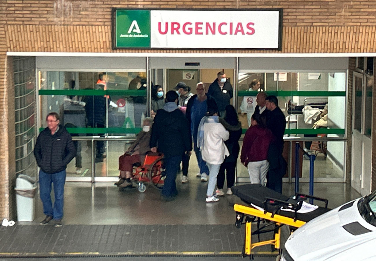 Pacientes y familiares en los accesos a las urgencias del Hospital Virgen del Rocío.