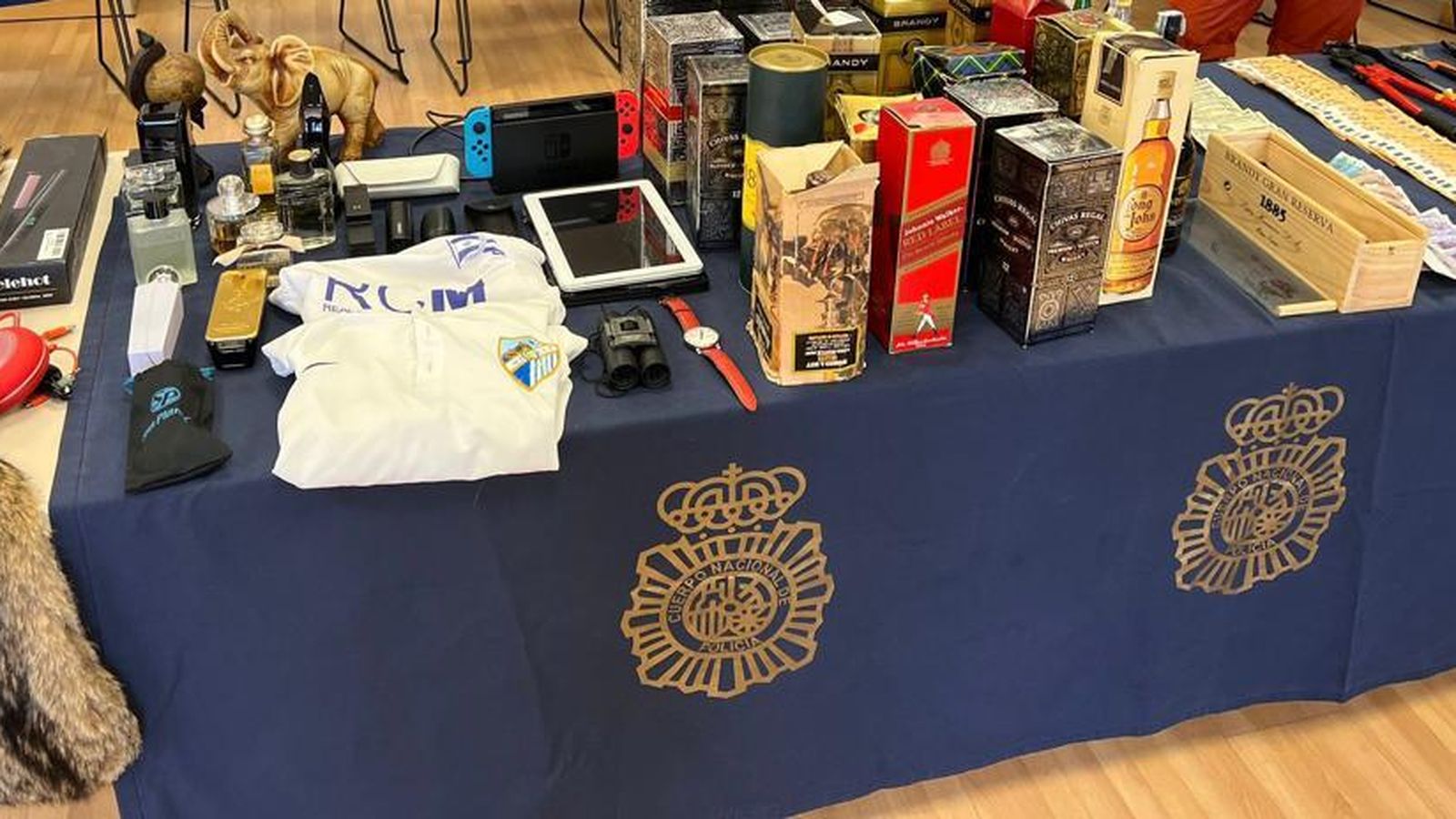 Aparatos electrónicos, bebidas y otros objetos decomisados.