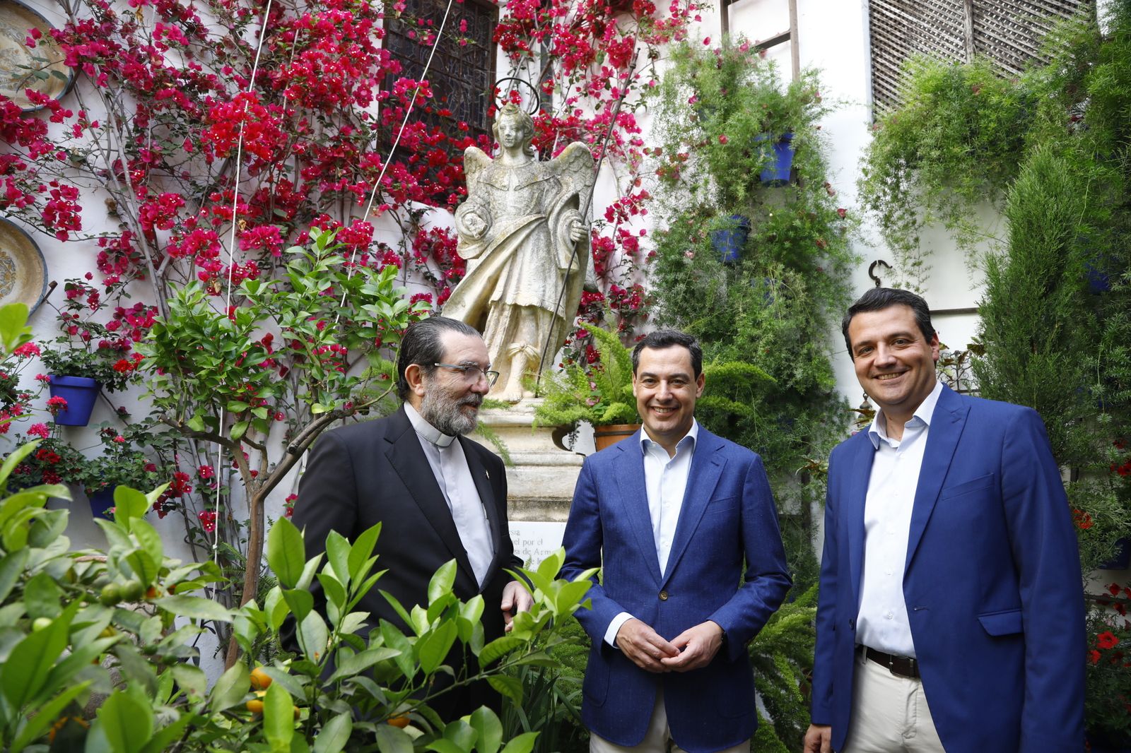 La visita de Juanma Moreno a los Patios de Córdoba, en imágenes