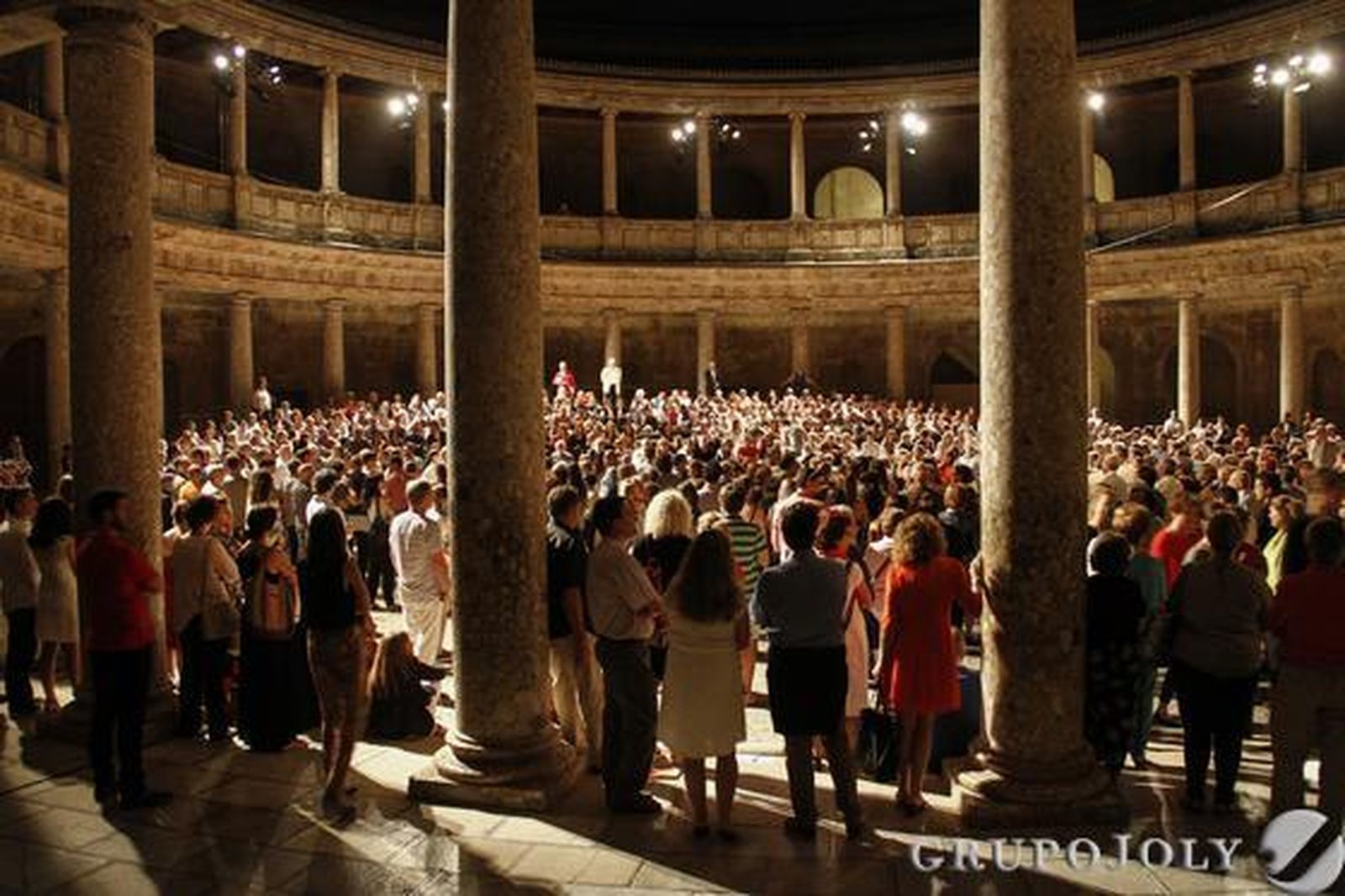 El público deambuló por el Palacio Carlos V con total libertad.

Foto: Álex Cámara