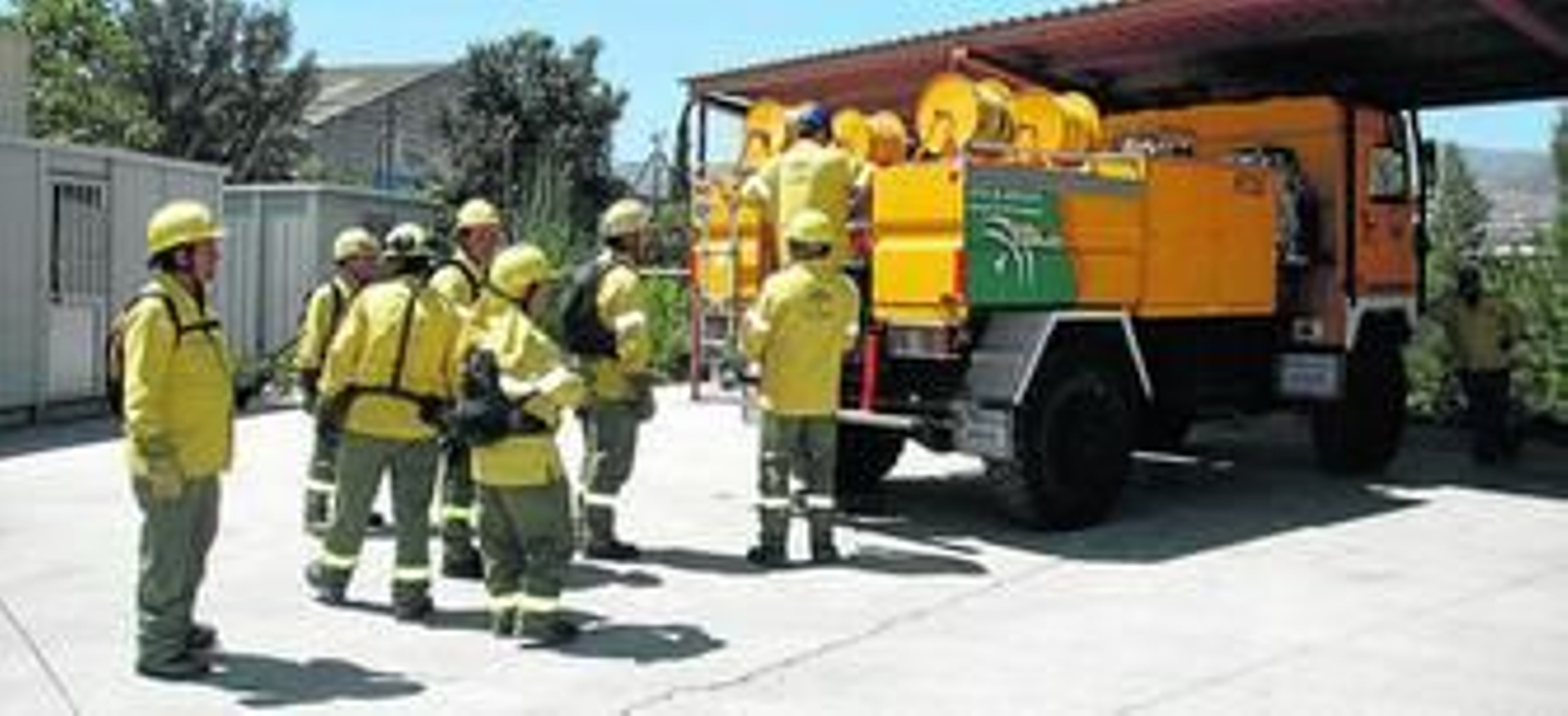 Personal del Dispositivo Infoca en el Cedefo de Alhama de Almería junto a los camiones autobomba.