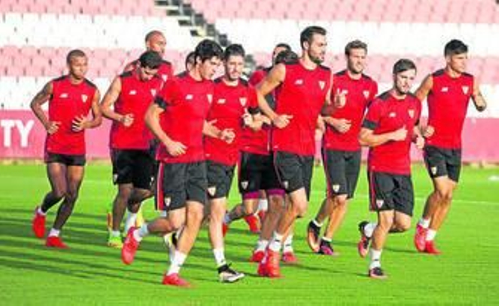 Iborra, flanqueado por Carlos Fernández y Sarabia, encabeza un grupo en el calentamiento.