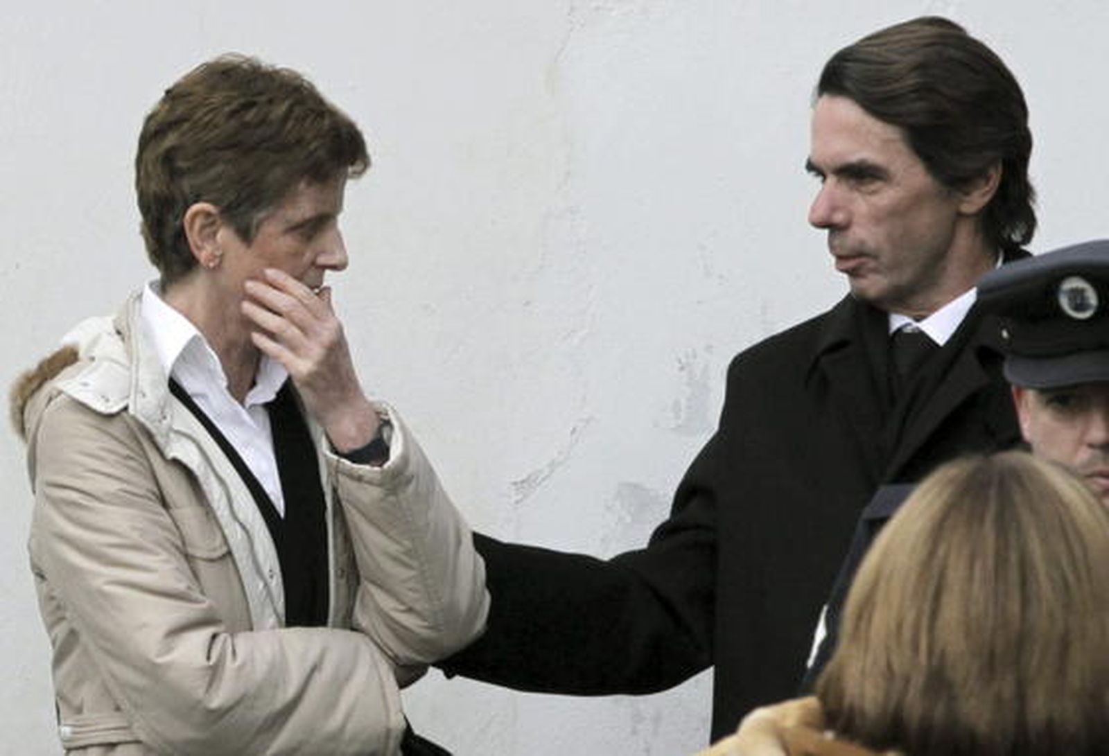 José María Aznar da su p´esame a un familiar.

Foto: Efe/Reuters