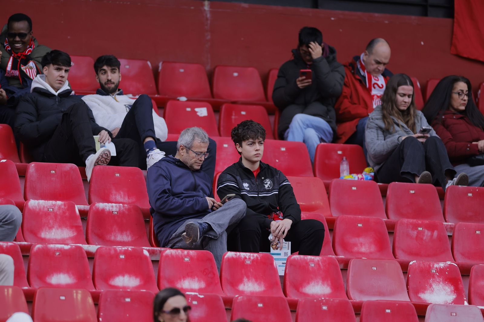 Búscate en las fotos del Sevilla - Girona