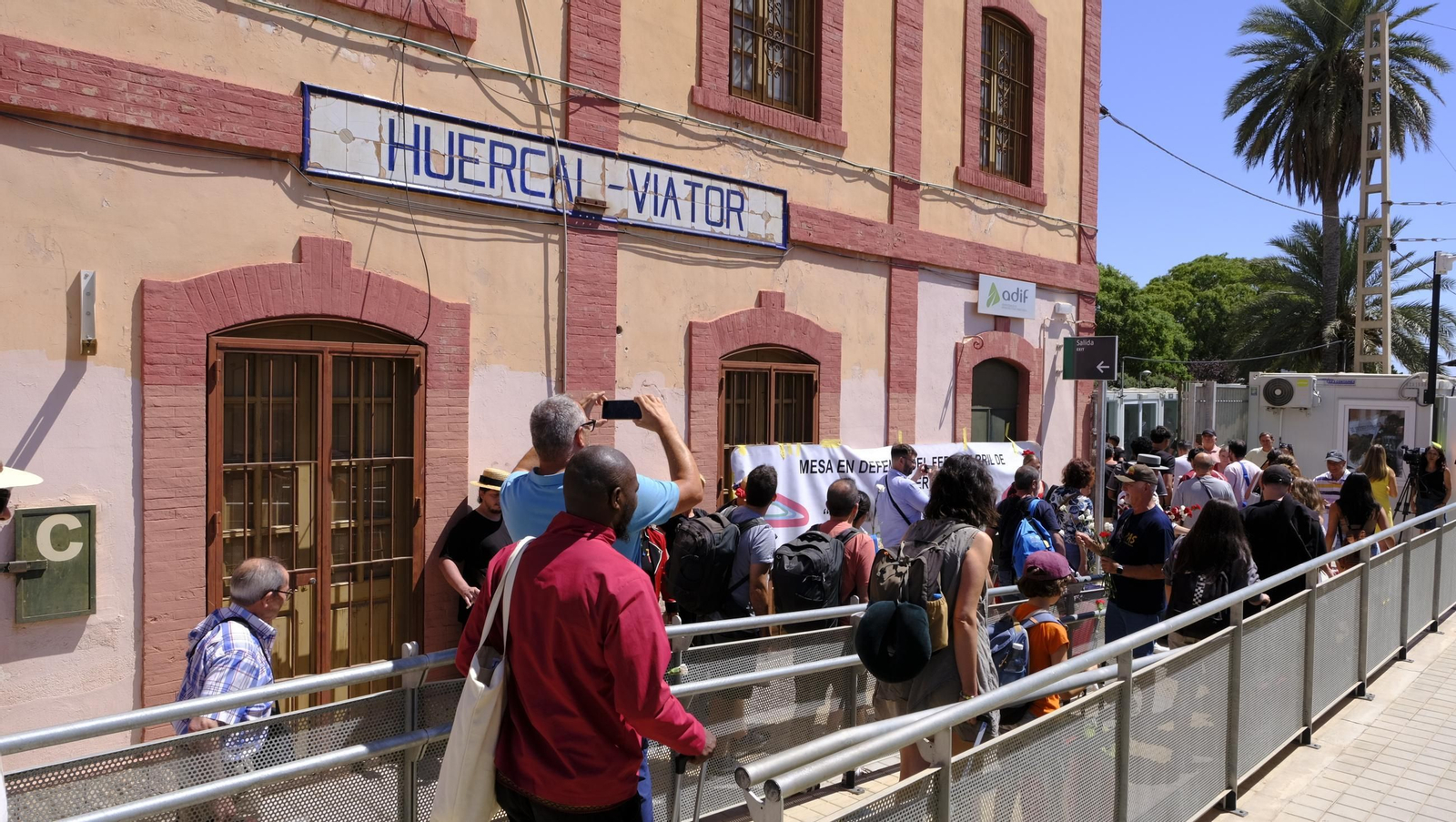 Claveles en defensa del tren en la provincia de Almería, en imágenes