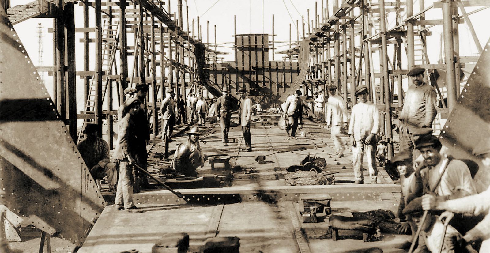Una imagen histórica tomada a principios del siglo pasado en los astilleros de Cádiz.