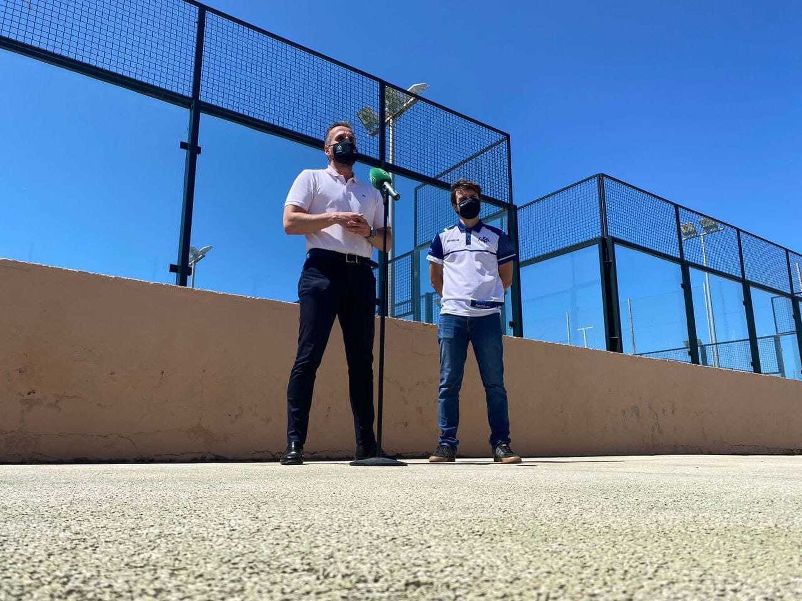 El concejal de Actividades Deportivas, Francis Posada, y el delegado provincial de la Federación Andaluza de Pádel, Fran Pérez.