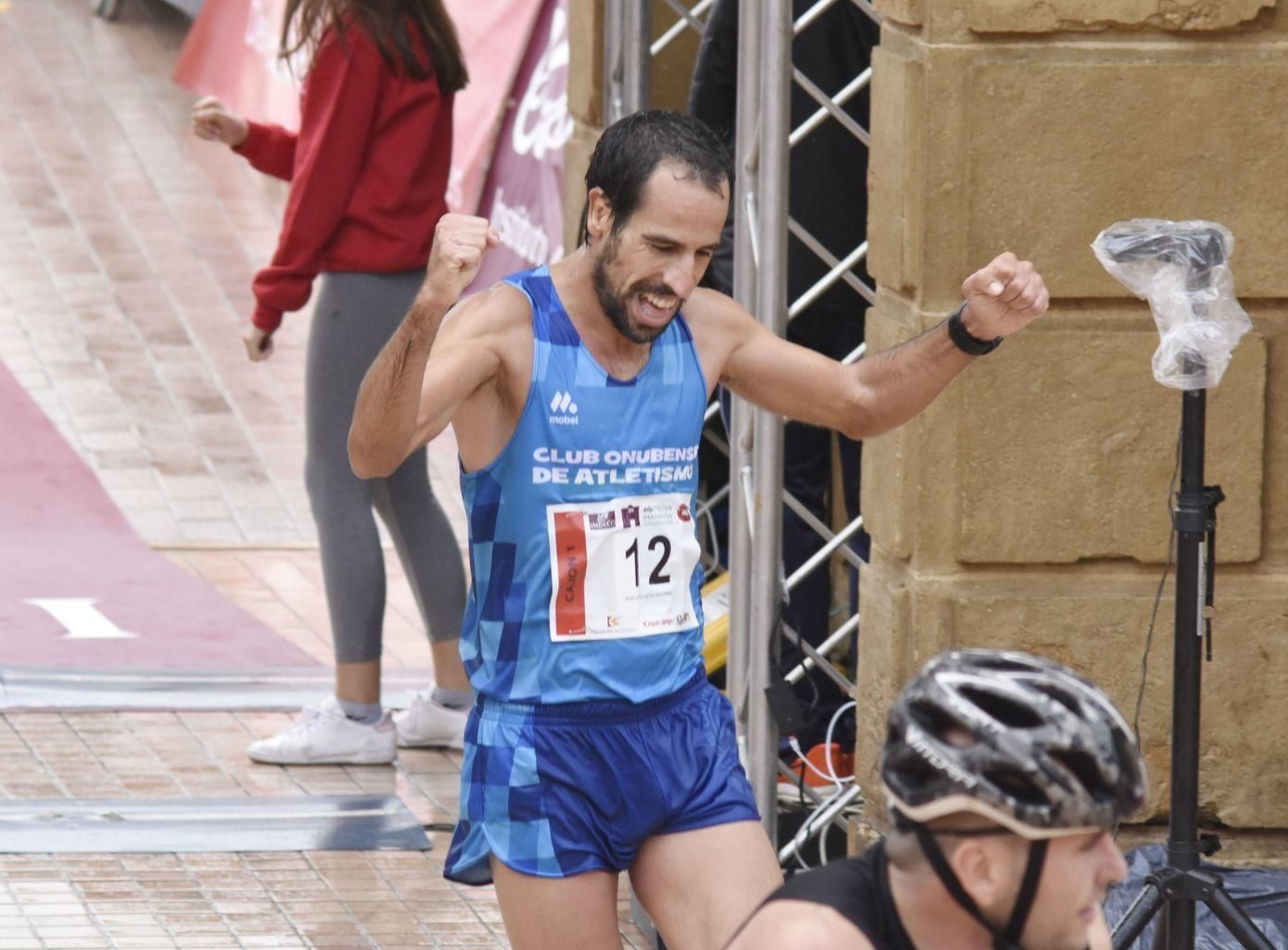 Emilio Martín cruza la línea de meta de la Media Maratón de Córdoba.