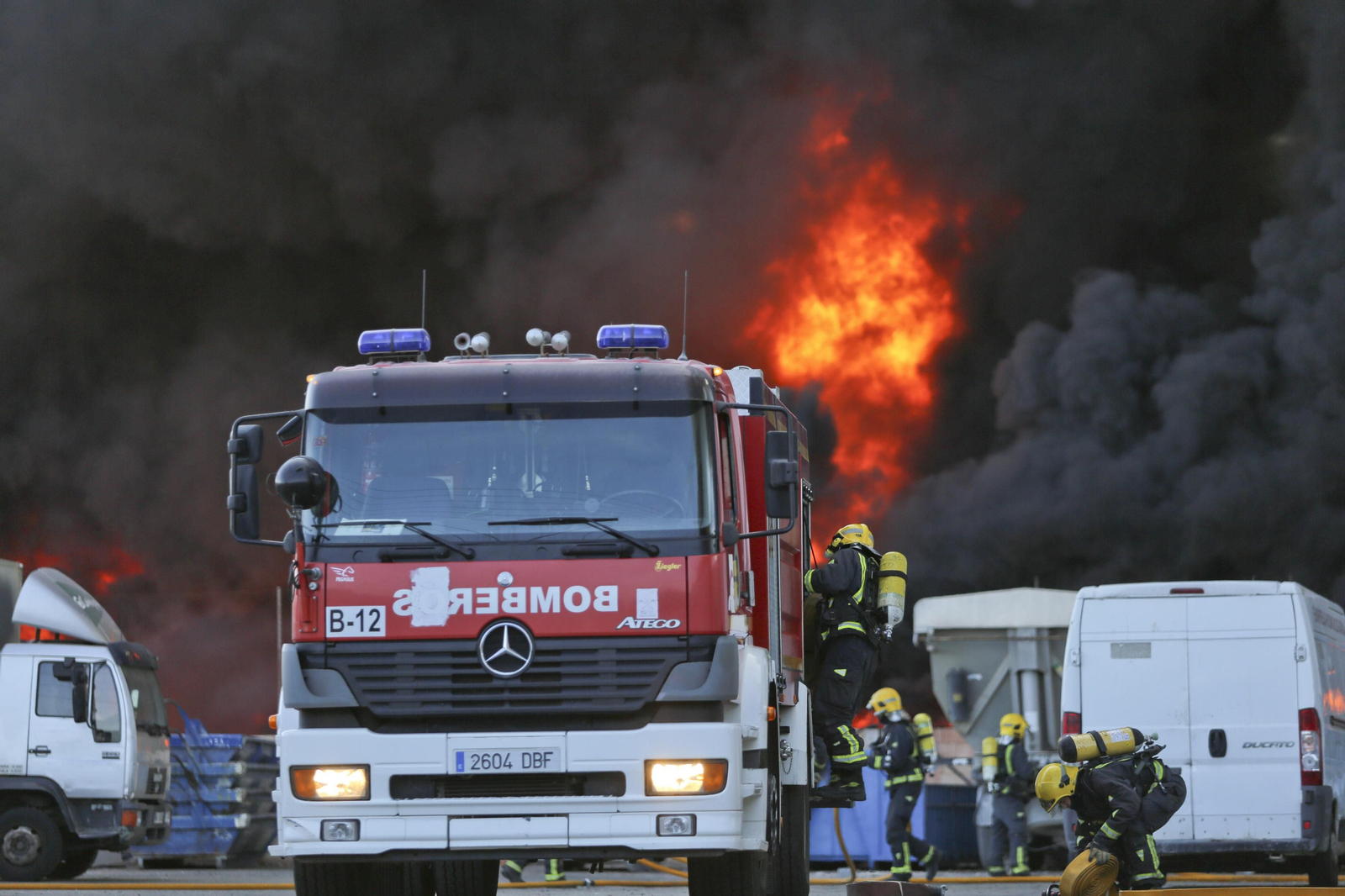 El incendio en el polígono Guadalhorce de Málaga, en fotos