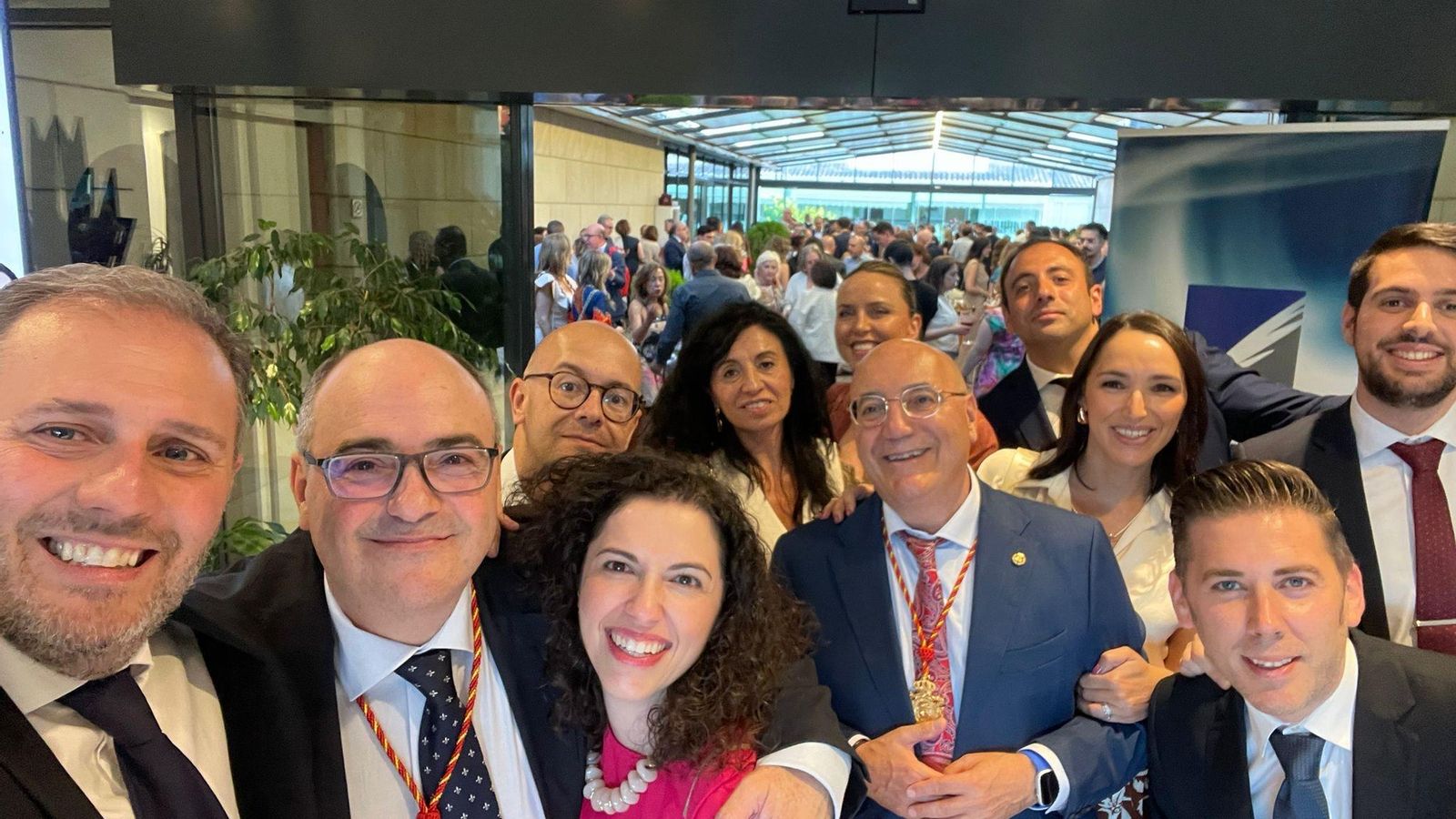 Selfie junto a dos de los premiados