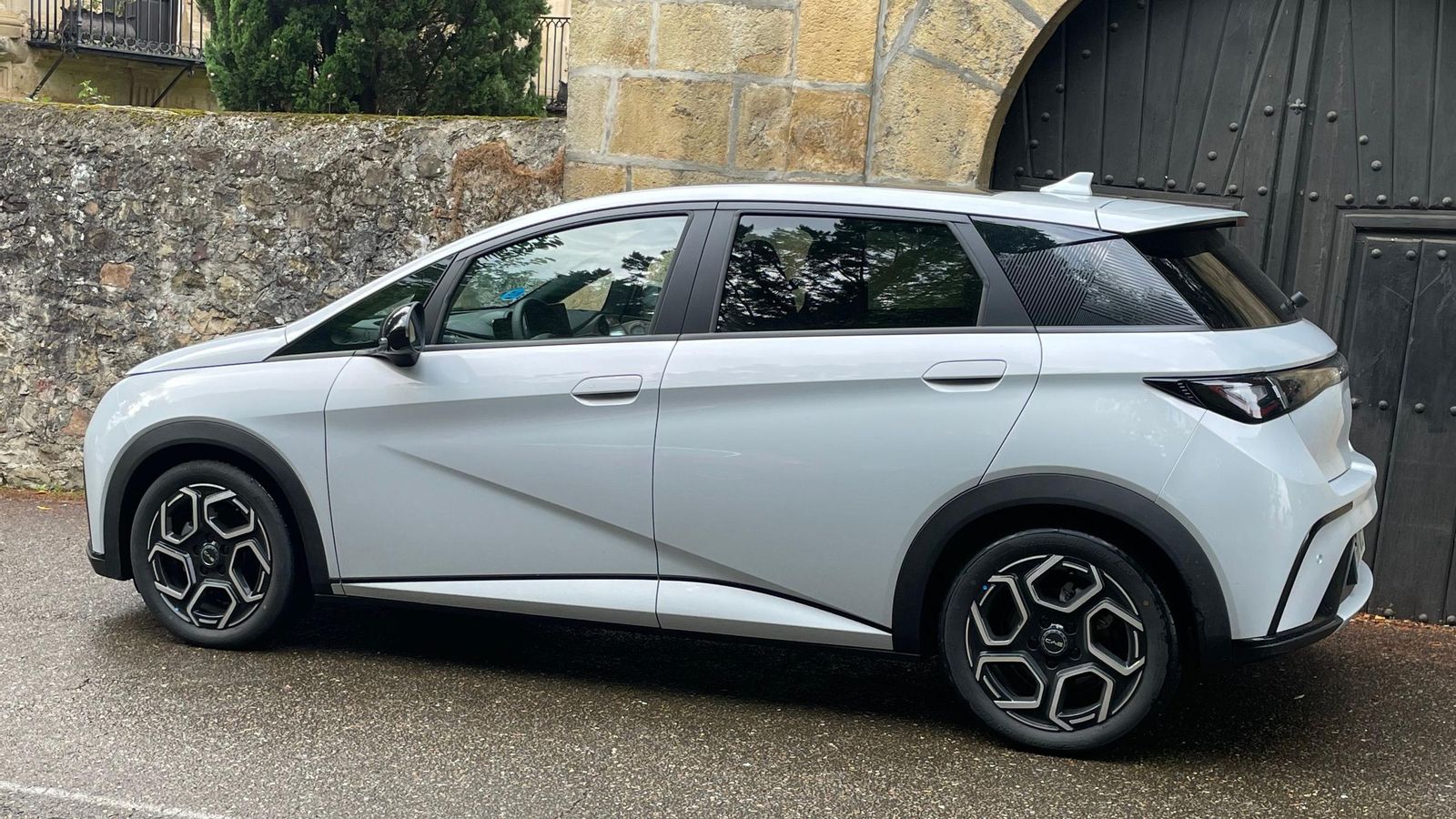 El Dolphin de BYD se mueve, por sus dimensiones de carrocería, en un terreno fronterizo entre los turismos y SUV pero, siempre, del segmento compacto.