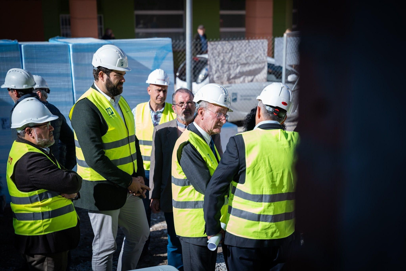 El alcalde de Málaga y el concejal Borja Vivas visitan las obras de la nueva sede.