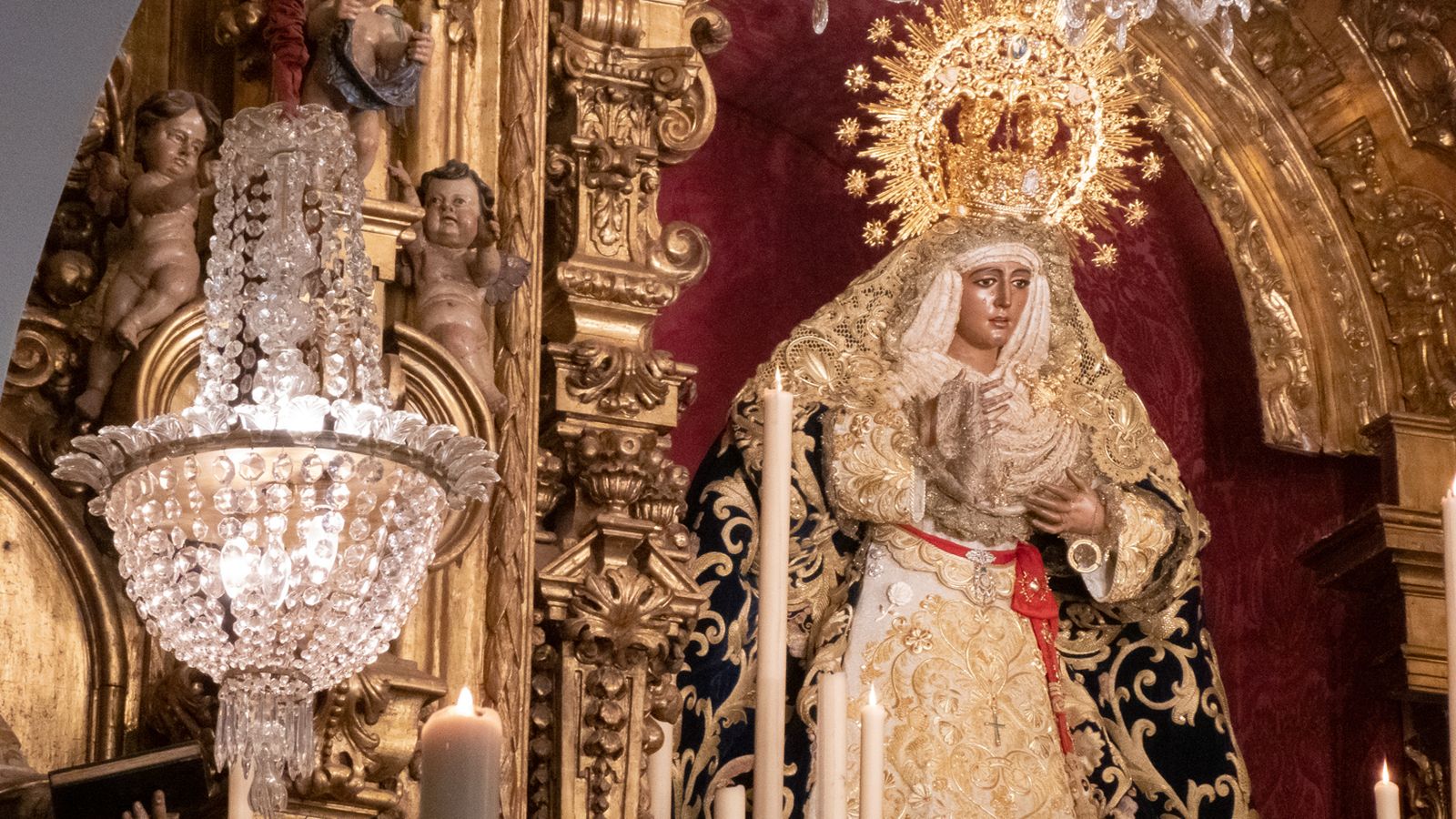 La Esperanza de Triana en su altar de septenario