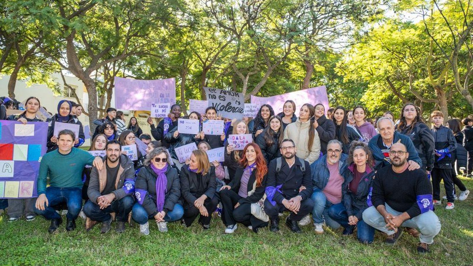 Estudiantes junto a miembros de la corportacion municipal en el Bosque Violeta