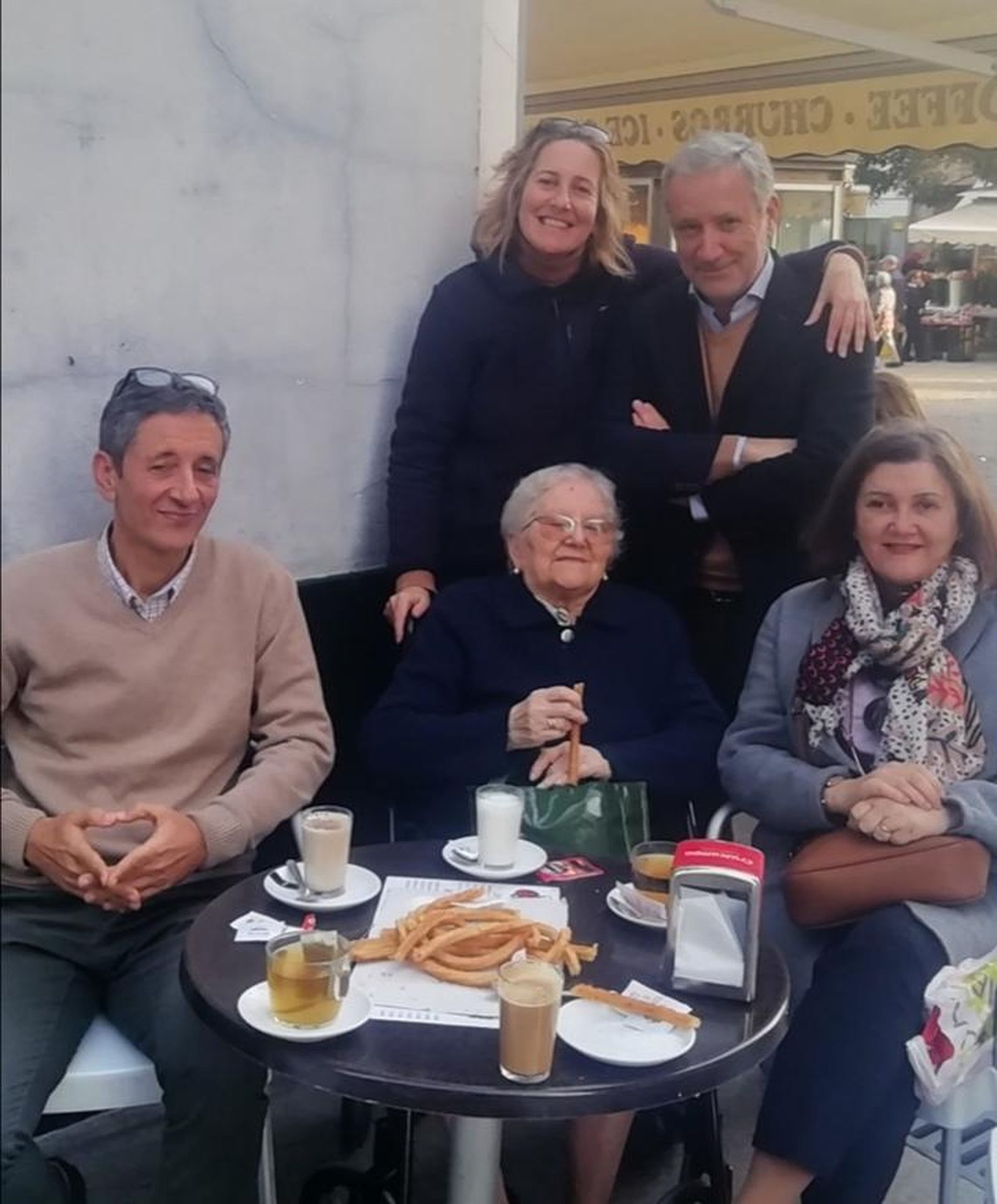Amalia Castellano Pavón con sus hijos Paco,  María Jesús, Yolanda y Carlos Alarcón, durante la celebración su 90 cumpleaños.