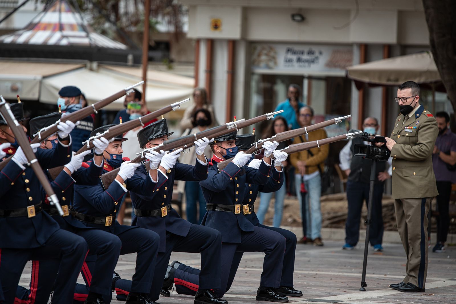 Imágenes del desfile de la Guardia Real por el centro de Huelva