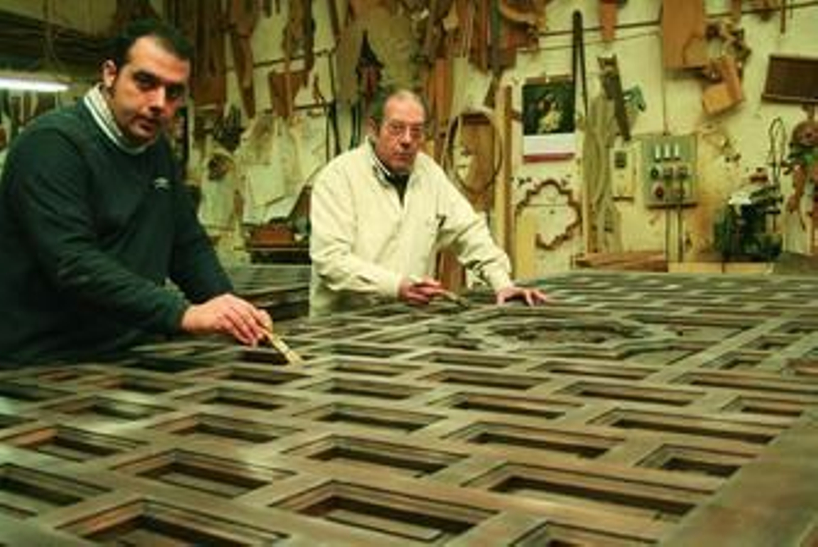 Andrés Valverde, junto a su hijo, terminando una de las nuevas puertas.