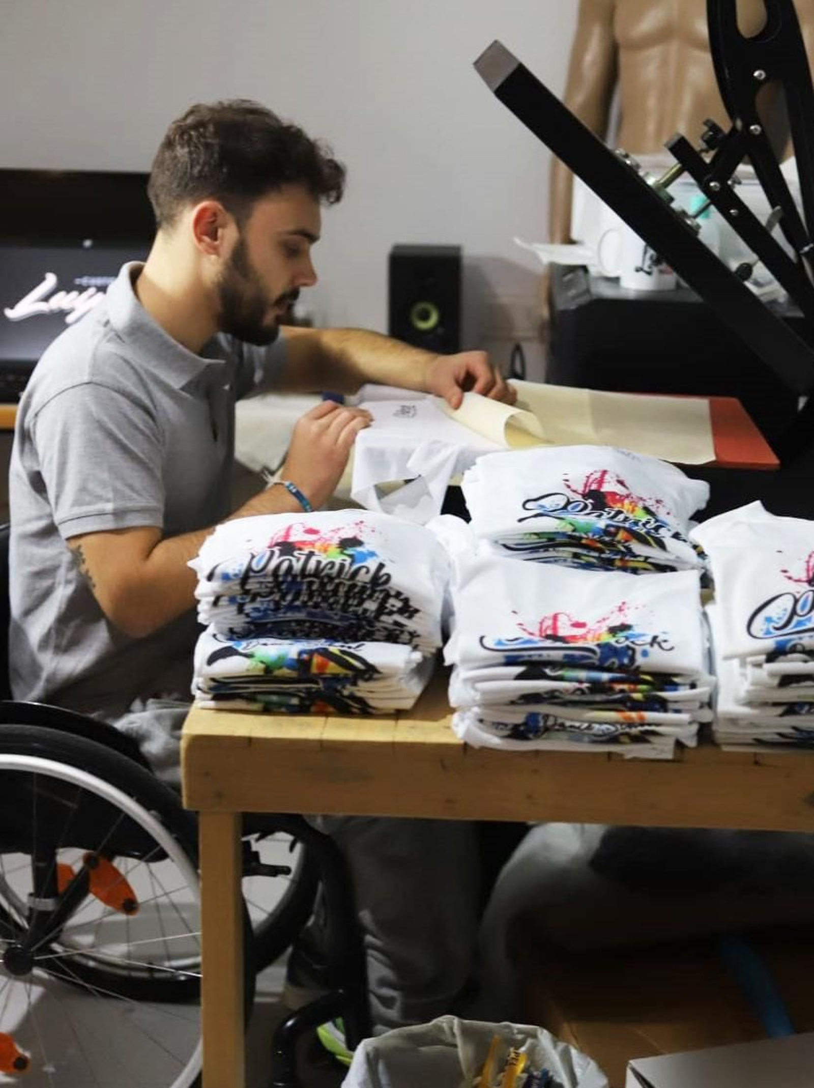 Luippi, trabajando en algunas de sus prendas.