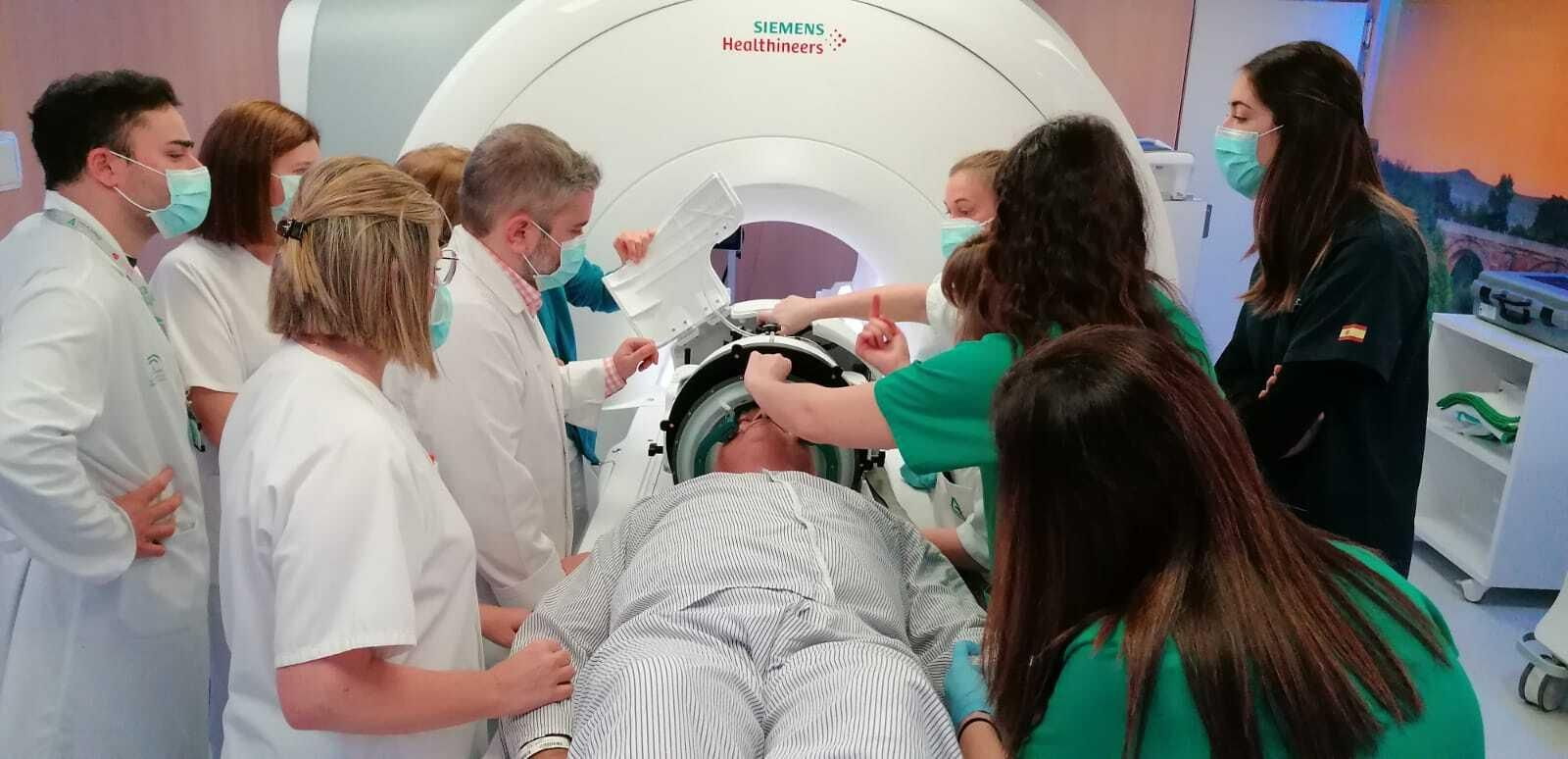 Profesionales colocan el HIFU al paciente antes de su uso. Profesionales colocan el HIFU al paciente antes de su uso.