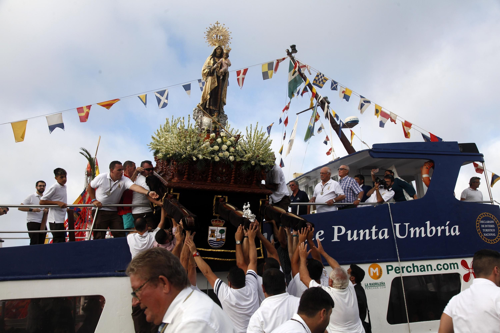 La Virgen del Carmen de Punta Umbría en el momento de ser embarcada en la Canoa para su procesión por la Ría La Virgen del Carmen de Punta Umbría en el momento de ser embarcada en la Canoa para su procesión por la Ría