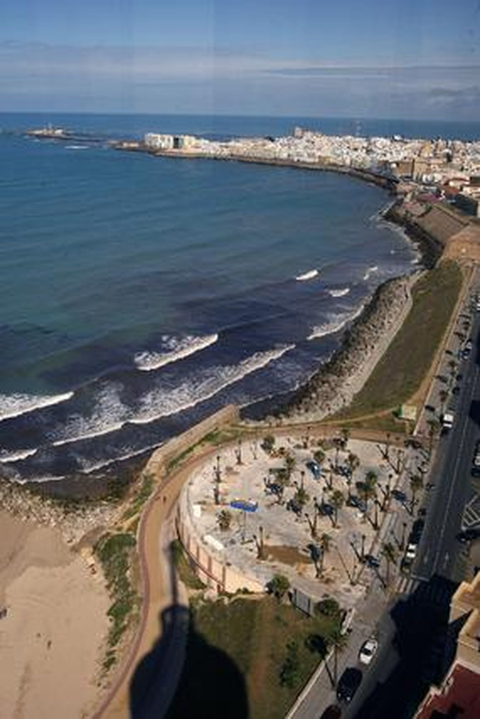 Una visita a lo alto del Pirulí ofrece una singular vista Cádiz. 

Foto: Jose Braza