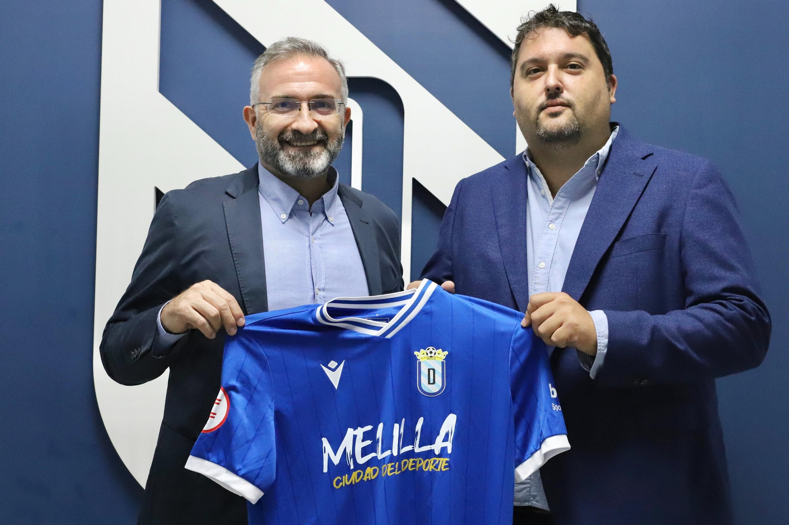 Dani Alejo (d), presentado por el Melilla.
