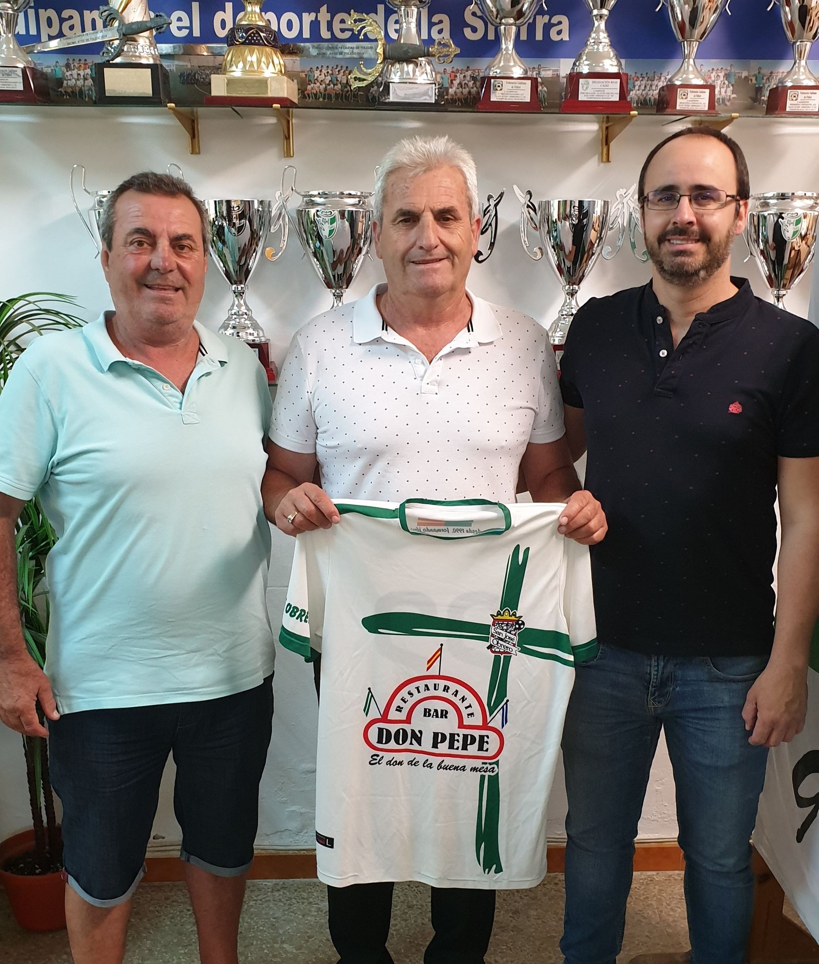 Canito, entre Alfonso Oca y David Moreno, presidente del San José Obrero.