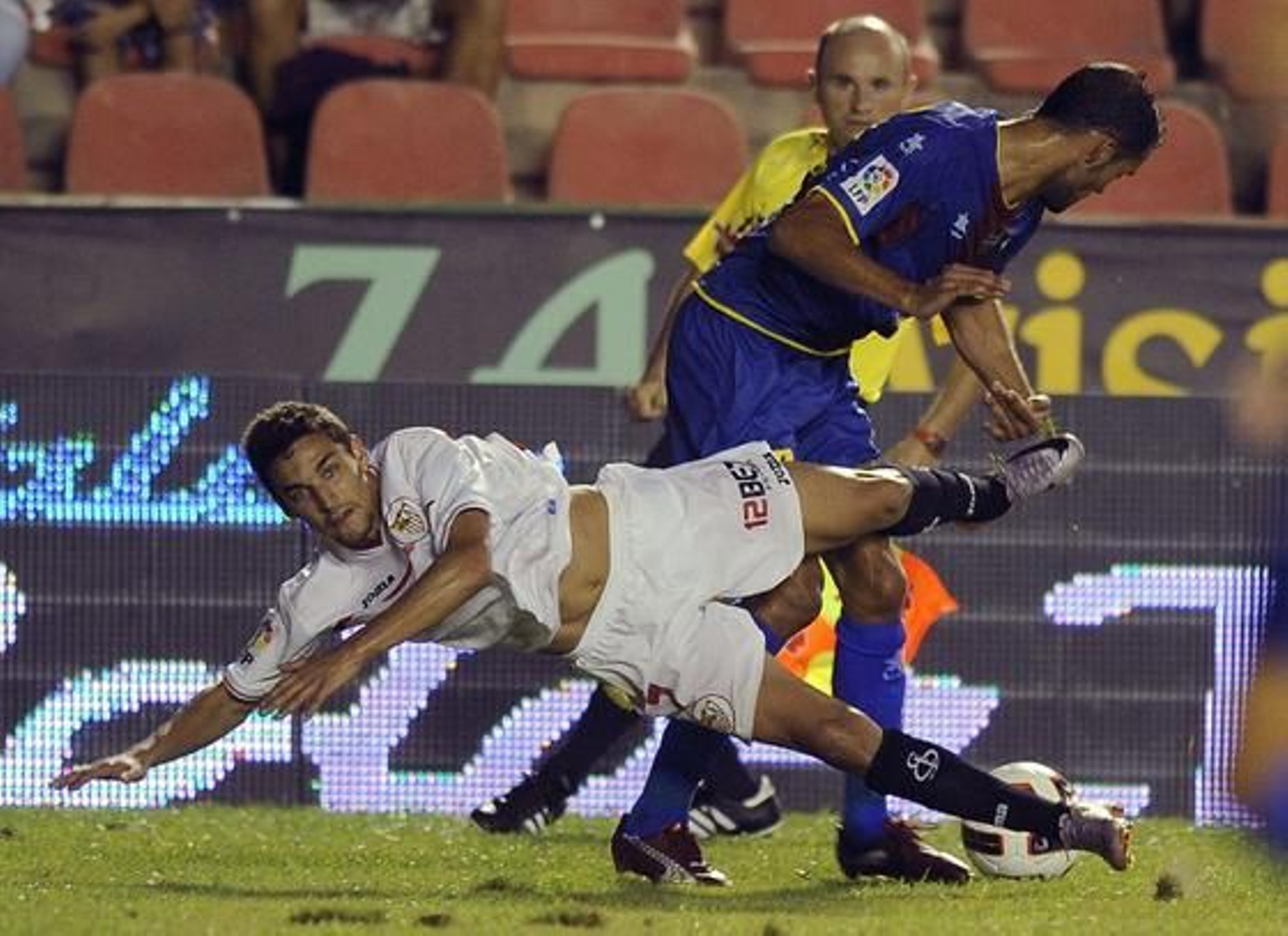 Navas recibe una falta.

Foto: AFP / Reuters / EFE