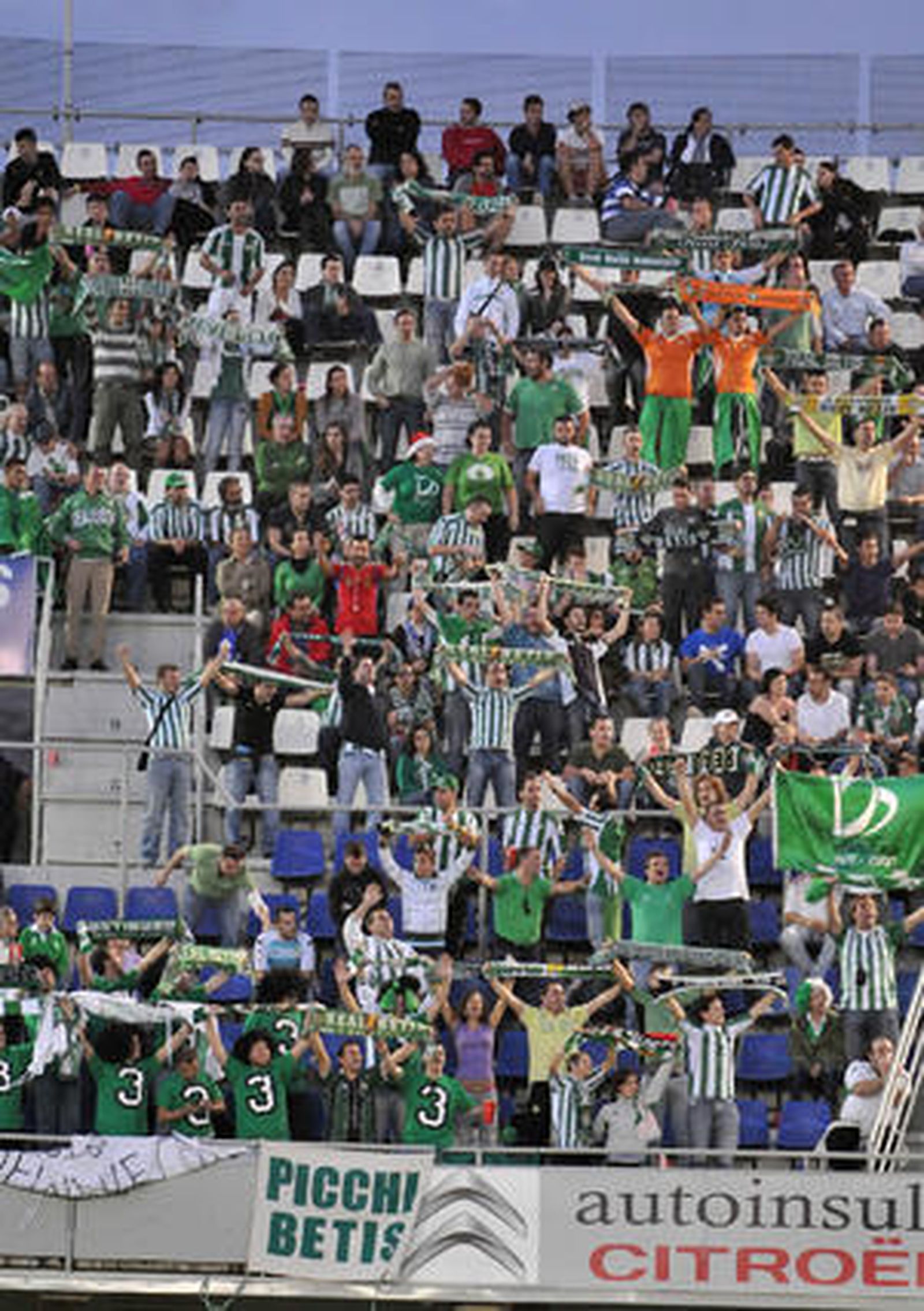 El Betis gana con claridad en su vista al Tenerife (0-3). / LOF