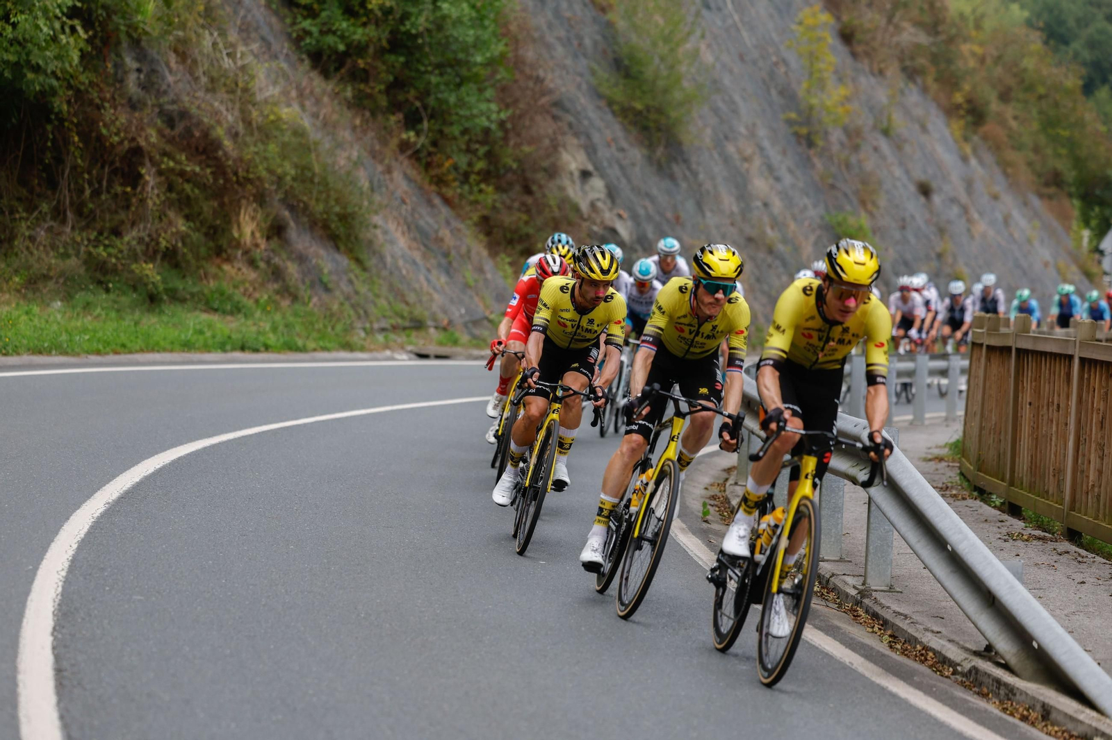 Las fotos de la Vuelta a España con el lío de la suspensión en Bilbao | Etapa 11
