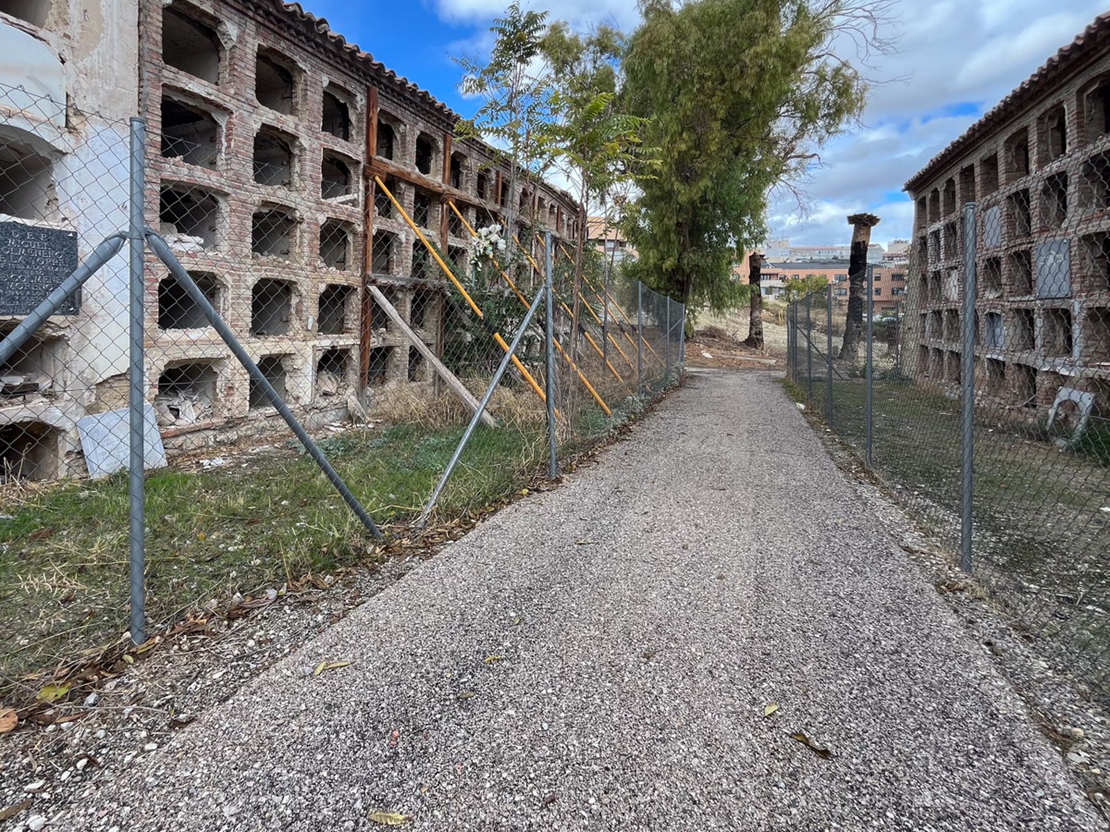 Día de Los Santos en el cementerio de San Fernando y San Eufrasio de Jaén, en imágenes