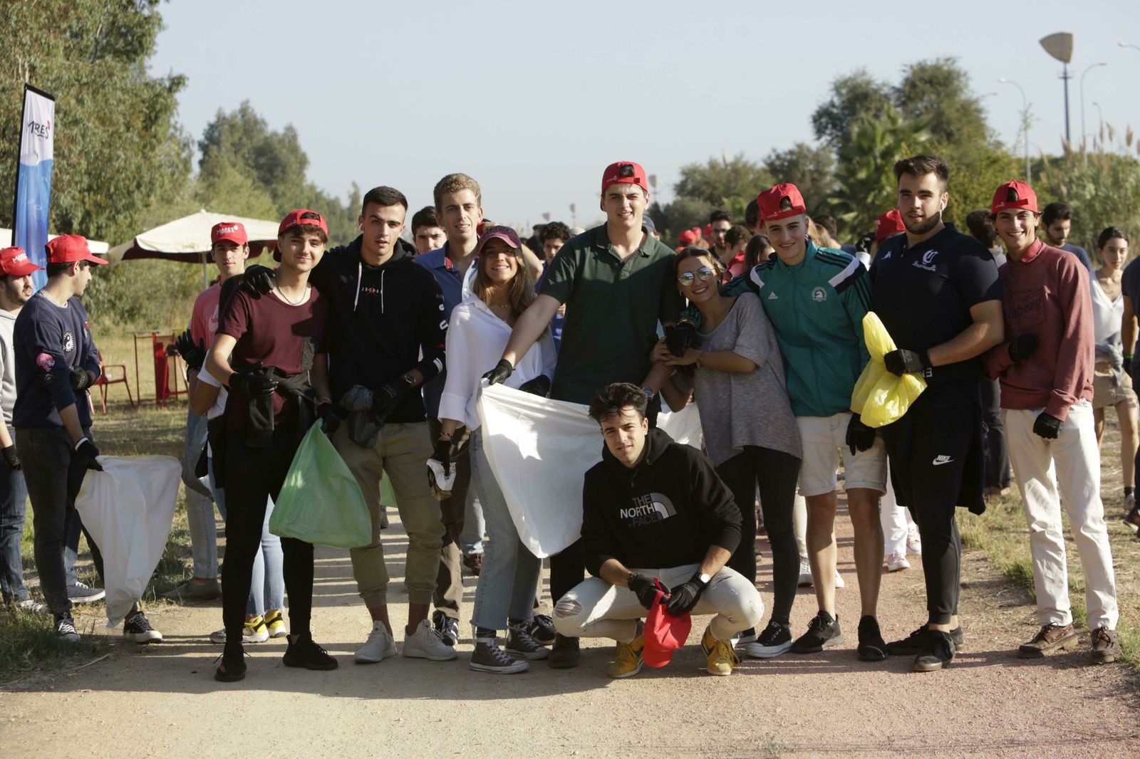 Recogida de basuras junto al río por el proyecto Mares Circulares.