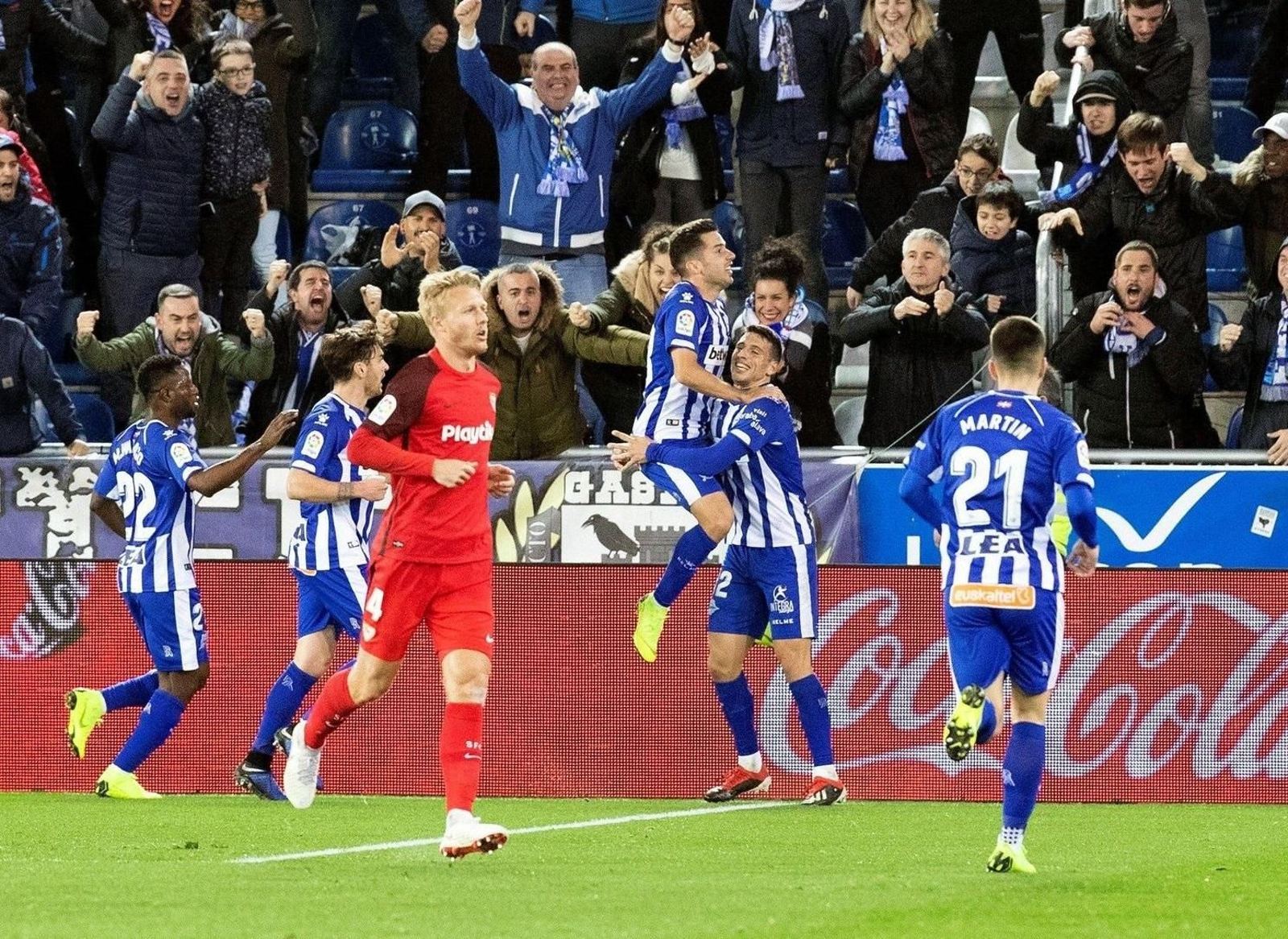 Kjaer, en primer plano ante varios jugadores del Alavés que celebran el 1-0 momentáneo del duelo del pasado año.