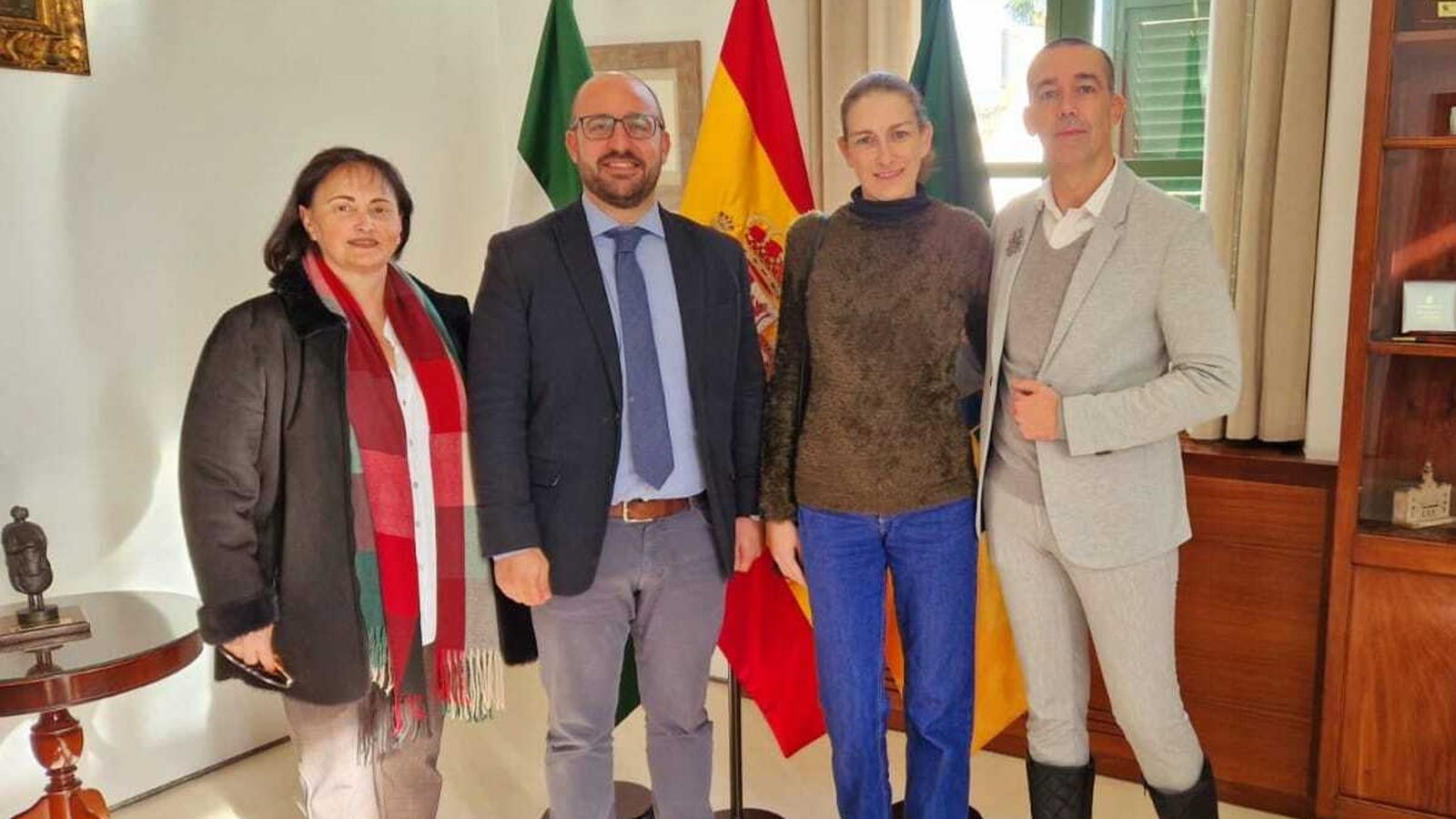 Una imagen de la reunión del alcalde y el concejal de Fiestas con la Asociación Autismo Santa María.