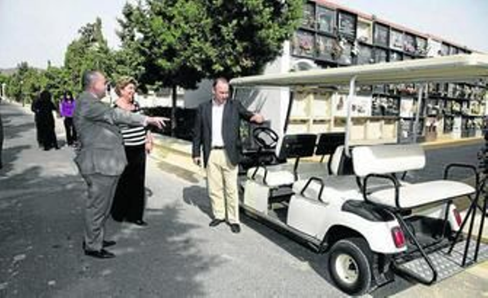 Rodríguez Comendador y Elita Abad visitan el cementerio y la empresa le enseña el boggie.