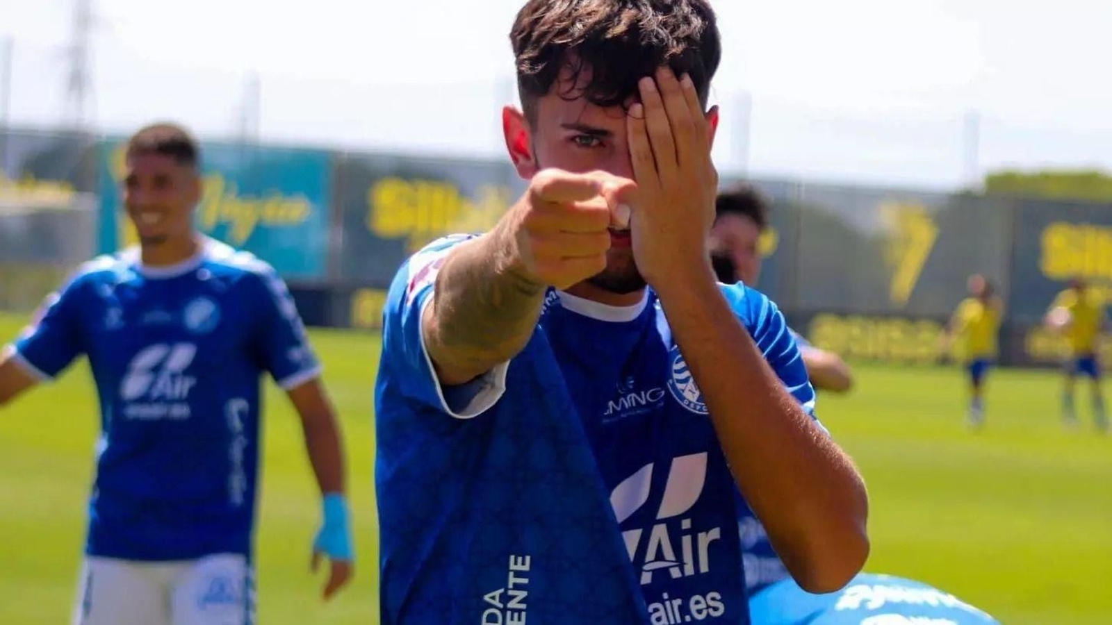 Salguero celebra un gol al Cádiz Mirandilla con la camiseta del Xerez DFC.