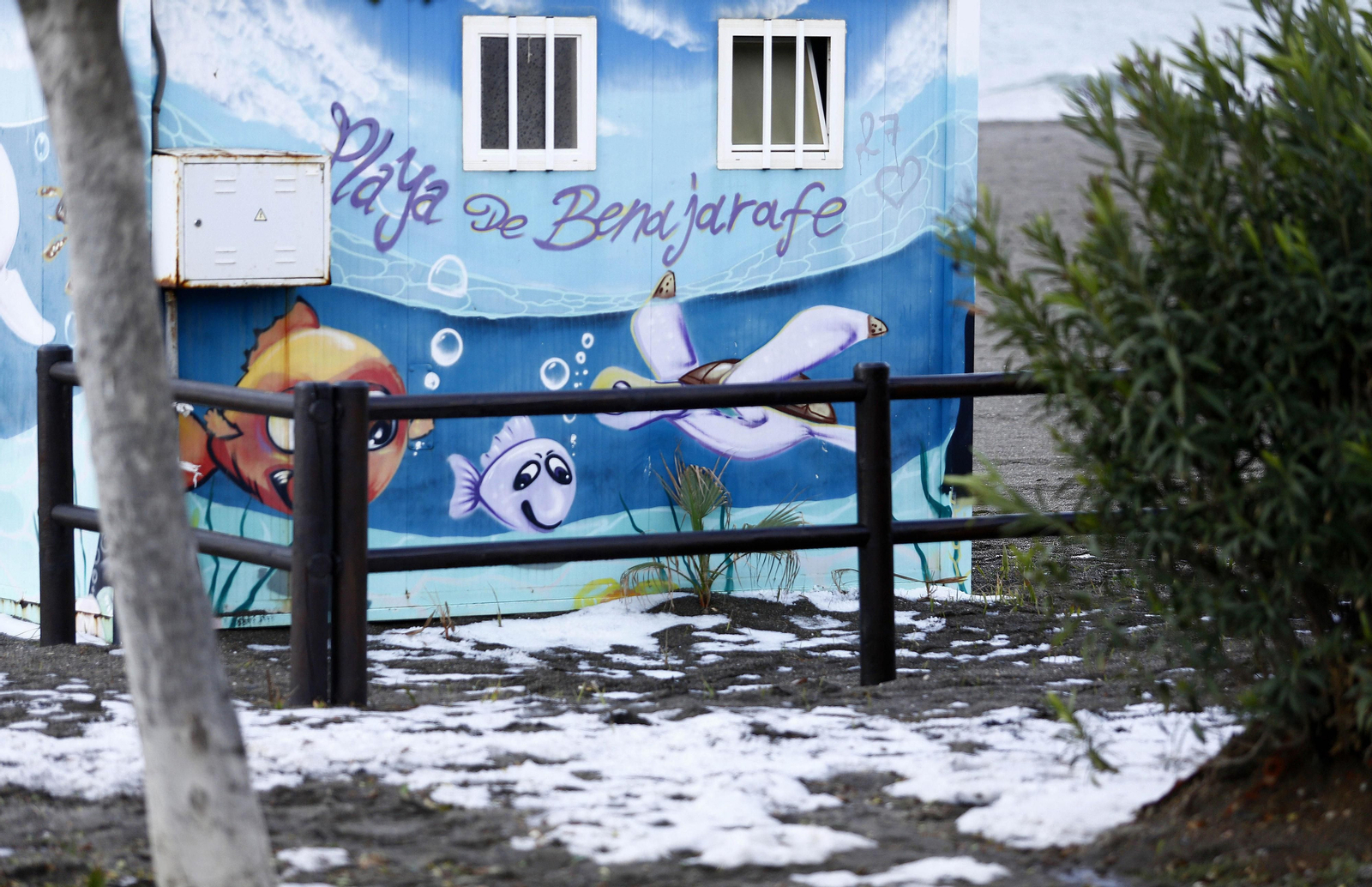 La granizada en la playa de Benajarafe, en fotos