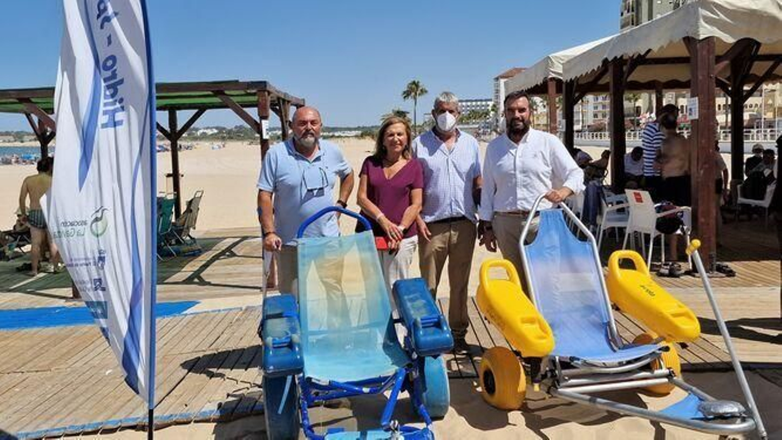 Los concejales Carmen Lara (Servicios Sociales) y Millán Alegre (Medio Ambiente), con los miembros de La Gaviota.