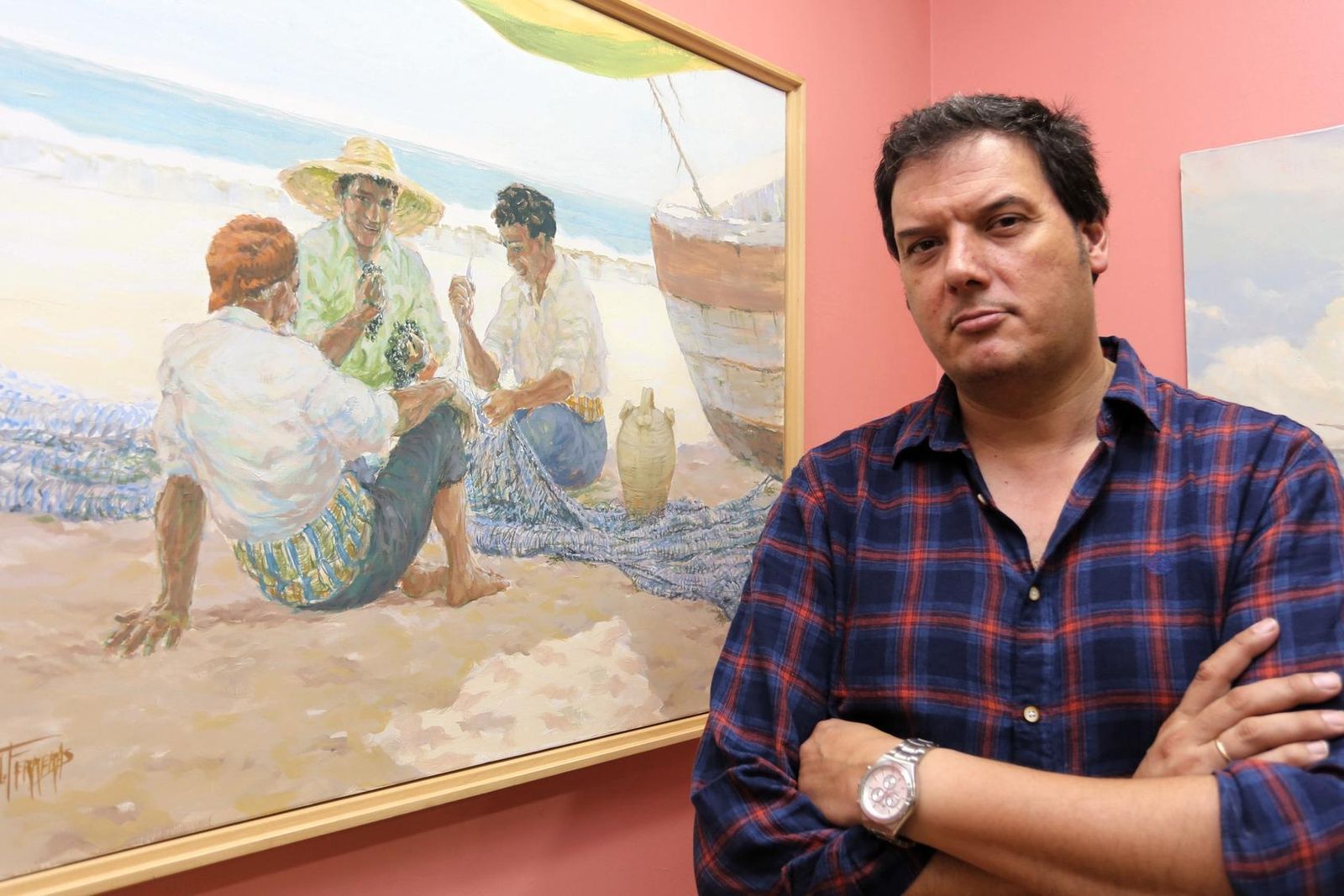 Adrián Ferreras, junto a una de las obras de la exposición, en el Hotel Pinomar.