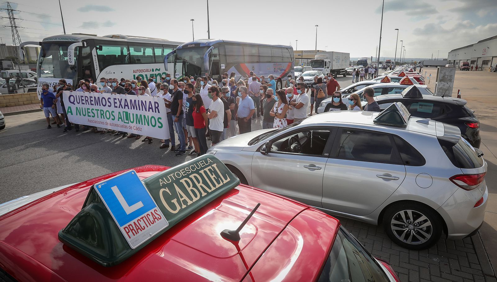 Imágenes de la caravana de protesta de las autoescuelas  por la falta de examinadores