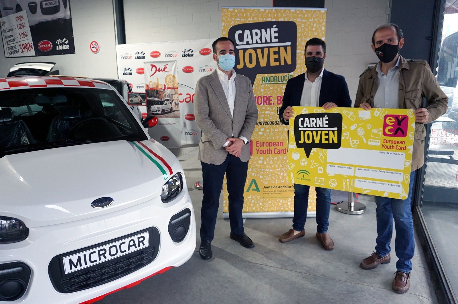 El delegado de Empleo, Ángel Herrador, y el asesor del IAJ, Salvador  García, en una imagen de archivo.