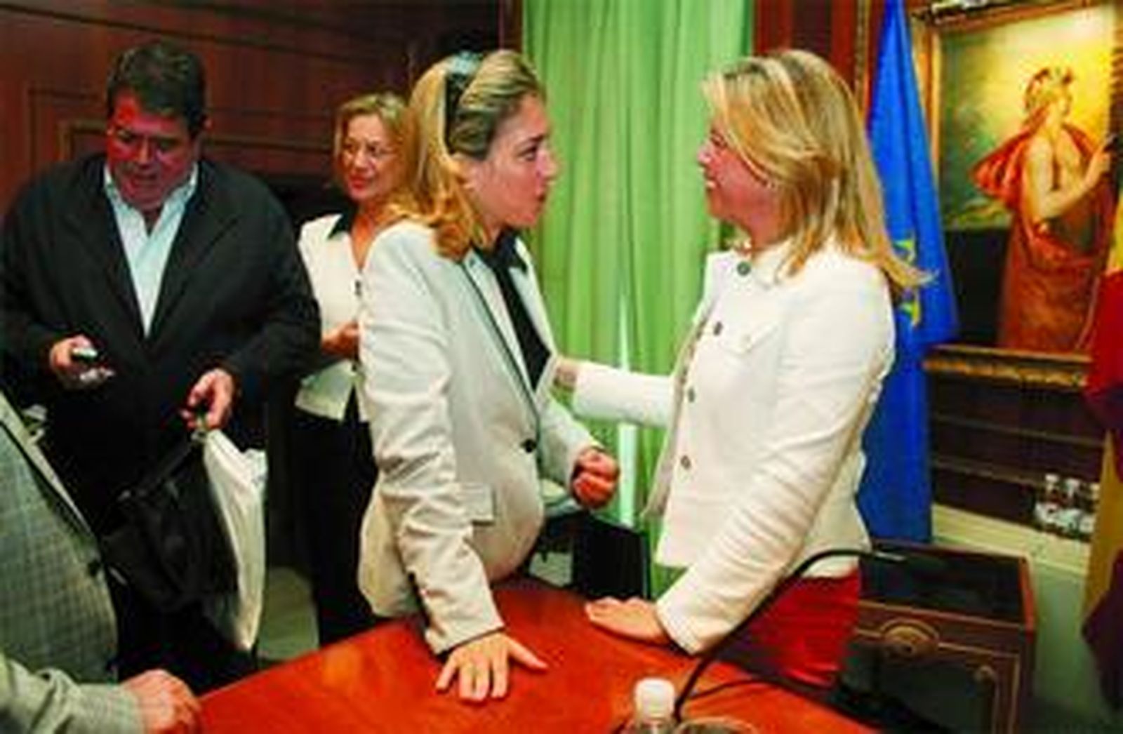 La alcaldesa, ayer, charla con la delegada de Urbanismo de Marbella, Alba Echevarría.